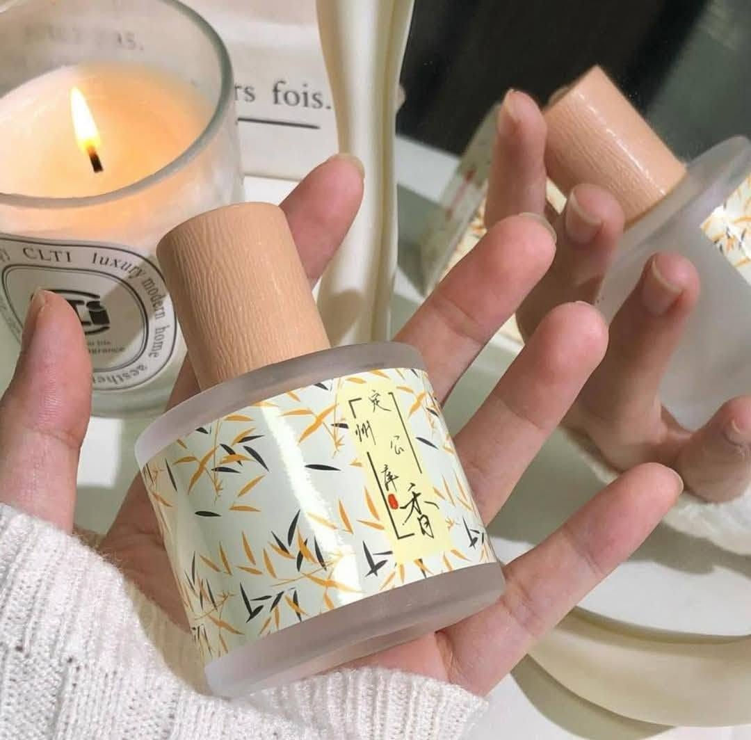 ✨ عطر الأناقة اليابانية من جان ميس✨🥹
عطر أنثوي لطيف وحلو مناسب للصيف 🎀
نفحات ناعمة تنبع من قلب الزهور الشرقية ولمسة كمثرى ناعمة 🍐🌸
يخليچ تحسيـن بنعومة وهدوء ياباني ماينوصف.. ثبات عالي، رائحة نادرة، تصميم يخبل الي تحب تميز نفسها.. هذا خيارچ المُميز 💛 حجم مني!! 

سعـر القطعـة ~ ٧  

📍ملاحظة📍هذا المنتج مايطلع بطلبية وحدة الة مع الطلب منتج ثاني بي توصيل.


**إذا كنت صاحب هذا الإعلان وتريد حذفه لأي سبب، رجاءا أرسل رسالة إلى الدعم الفني**
