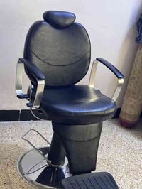 كرسي حلاقه للبيع  نضافه 100/100   السعر 200  الاتصال 07763589844