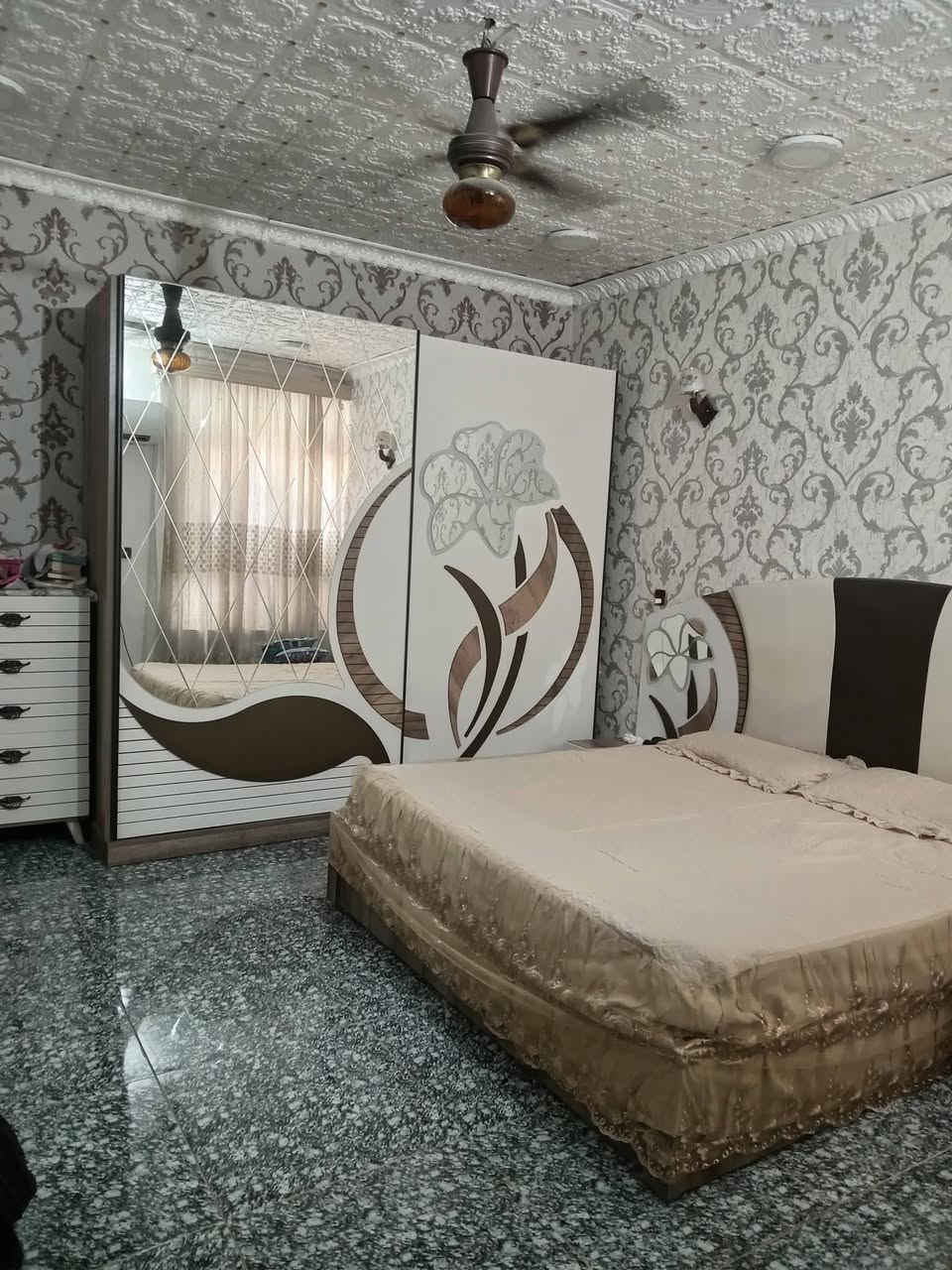 السلام عليكم بيت بناء حديث للبيع طابقين ٣غرف نوم وهول ومطبخ واستقبال حمامات ثنين العنوان مقابل معمل الحرير شارع مهند الحلاق قريب ع مدرسه براعم الإيمان تبليط بالباب مساحه البيت ١٣٠ مع الكاونتر والتانكي والسخان والمغاسل عدد ثنين البيت فازغ حاليا بس جيب غراضك وتكعد الاستفسار *********** البيت طابو زراعي سند ٢٥ السعر ١٠٥ وبي مجال للشراي واذا تريده قسط تتفق ويا ابو المكتب العارضته يمه يبيعلك قسط
