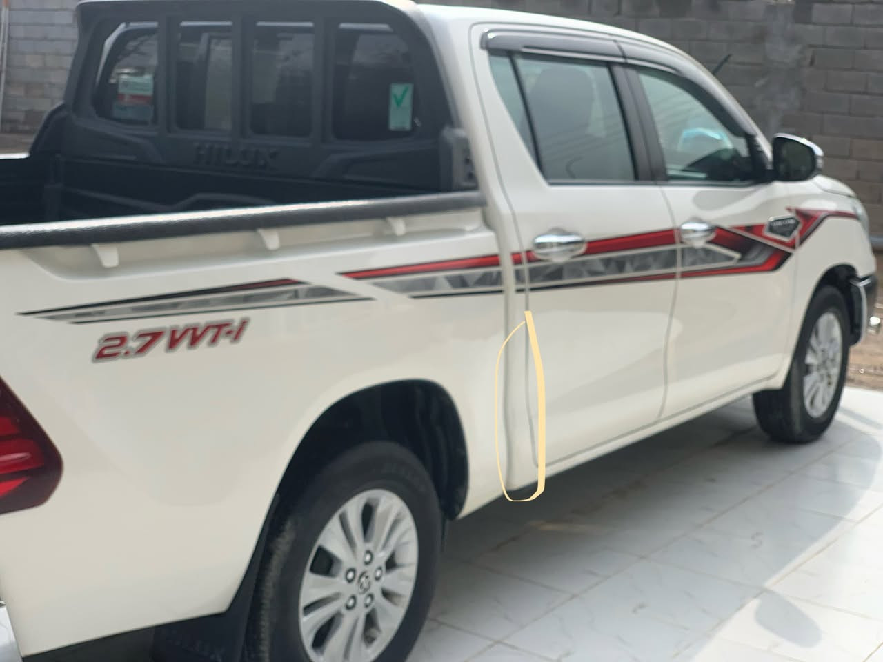 سلام عليكم عندي سياره البيع بيكم هايلوكس موديل2023  رقم اربيل تحويل  مباشر سياره ساز فول  موصفات  وتماتيك مكفول كفاله عامه بيه بارد بصيط مشر عليه بل صوره  السعر 275 وبيه مجال المكان البصره الهارثه رقم الهاتف ***********
