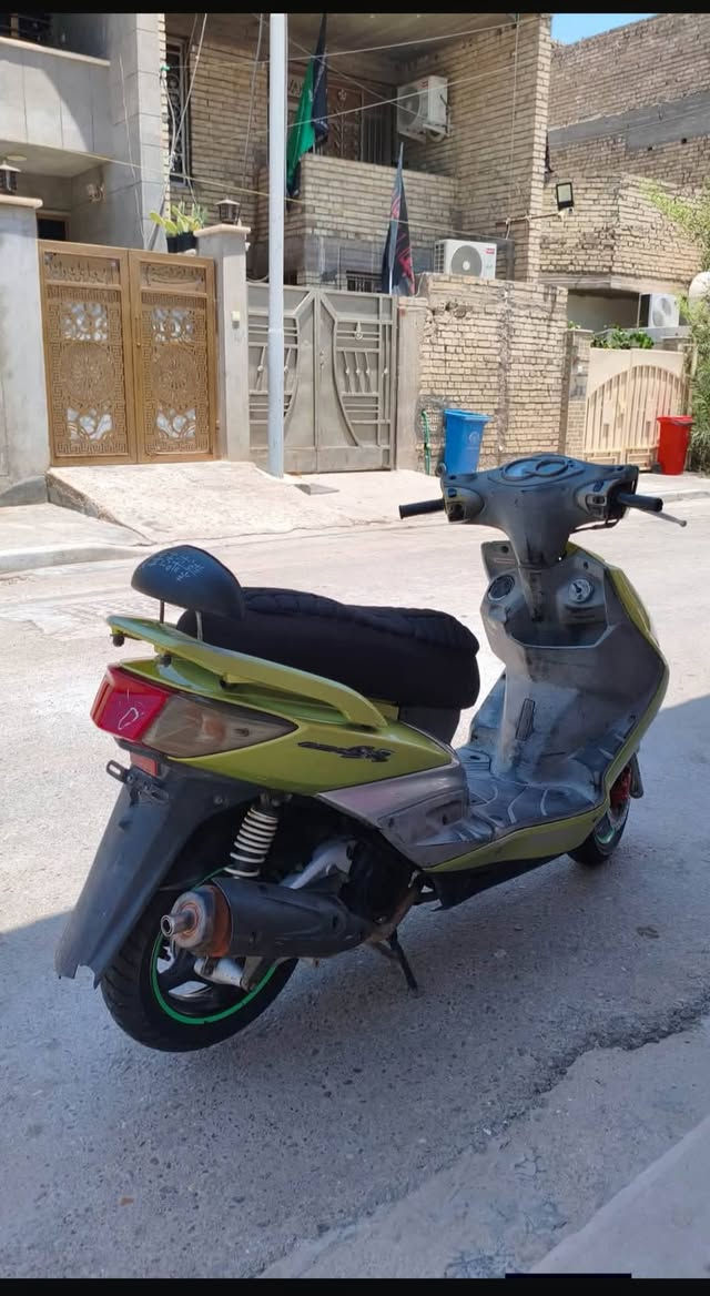 ‏اسلام عليكم شباب دراجه سكنس فحل للبيع نوزل دراجه بلاديه ما مفتوحه  لون مميز بيهه صلنصه صجميه اصليه ابو مصلحه يعرف سعره بيه تجوه اصليه وبيه غلاف كشن وملاحضه لكشن مابي شي بس للجماايه الدراجه جديدة بعنه كلمه كهربايات كله شغاله حساس بريك دبل شاره يمن يسره عالي ناصي كله شغاله نكره سلف بكل وقت عنوان بغداد الامين الثانية سعر ٩٥٠ وبيه مجال حك جيه  رقم ***********  بي واتساب
