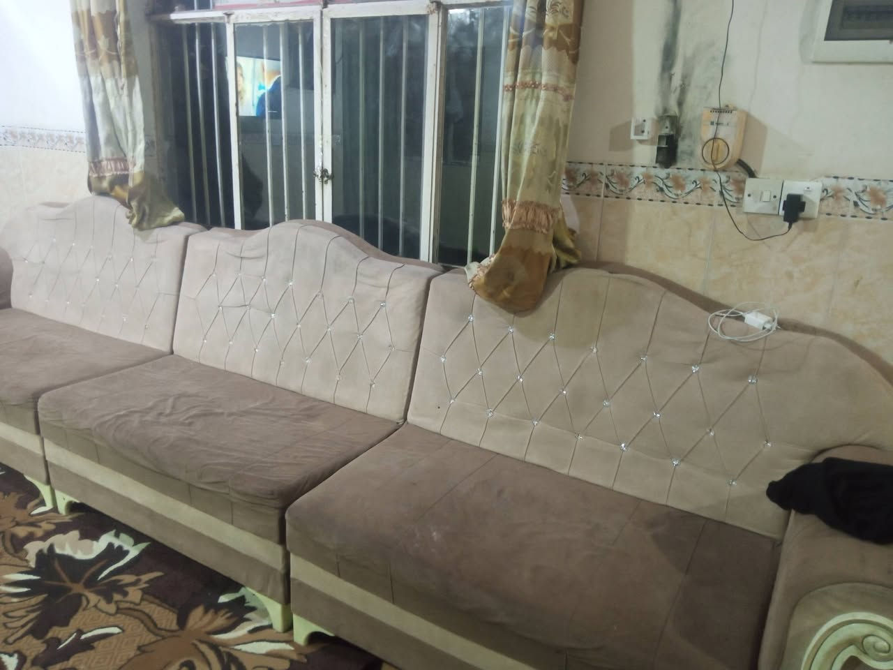 ديوان 7امتار 6 قطعه
سعر 170بي مجال مكاني برطله 
***********
