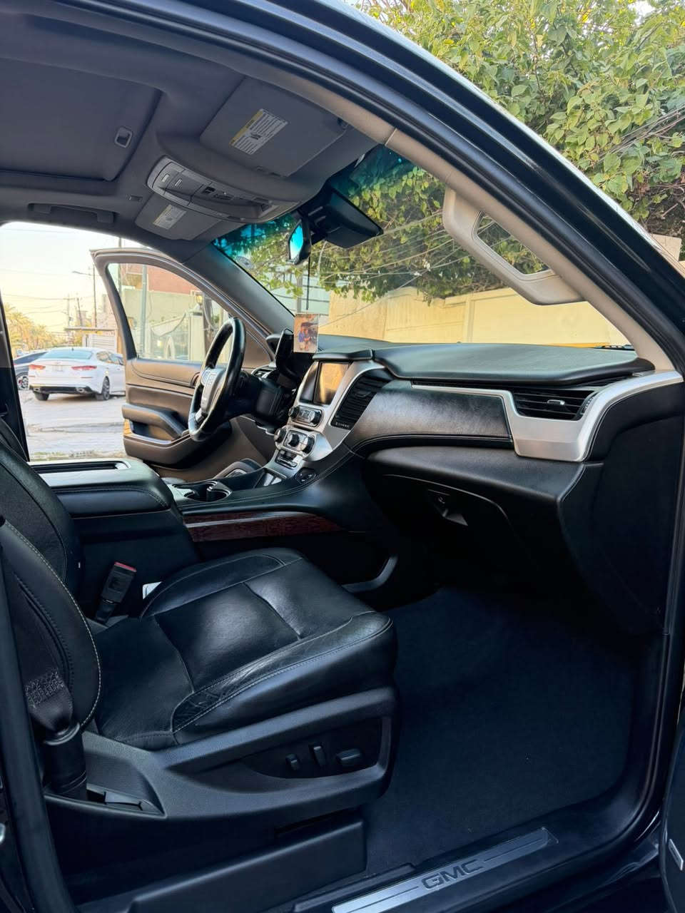 السلام عليكم
يوكن ٢٠١٩ فول ١/١ 
ماشيه ٧٥ الف 
السياره كلين تايتل مكفوله كفاله عامه عدا دعاميه الاماميه صبغ الباقي كله مكفول 
كير مكينه صدر تايرات باتري قطع مفتوحه كلها مكفوله
مواصفات slt تجي تشبهه الدنلي بس محرك ٥٣٠٠

المواصفات :
١- فتحه سقف
٢- بصمه تشغيل + ابواب + جنطه
٣- قاصه + كامره + تشغيل عن بعد 
٤- كشنات كهرباء + تدفئ + تبريد 
٥- ستيرن كهرباء + مري طي كهرباء + سكليتر كهرباء
٦- رادار جانبي + خلفي + امامي 
٧- مري رادار + تدفئ + كهرباء تنطبك + اشاره بالمري
٨- كشنات جلد + منفصل vip + ٧ راكب كهرباء
وباقي المواصفات المعروفه مال فول 
ارجع واكرر السياره كلين تايتل مكفوله عدا دعاميه اماميه صبغ 
كير مكينه ايرباك حجر بيئه صدر تايرات كله مكفول
وسياره جانت مضمومه ومطالعه شي قليل كلش 
ماريد اكول انظف وحده بموديلها ولكن الصور تحكم
مكاني بغداد حي الخضراء مقابيل العامريه
*********** متواجد ايضا على الواتس اب 
السعر ٣٨ يعني ٣ شدات و ٨٠ وبيها مجال
