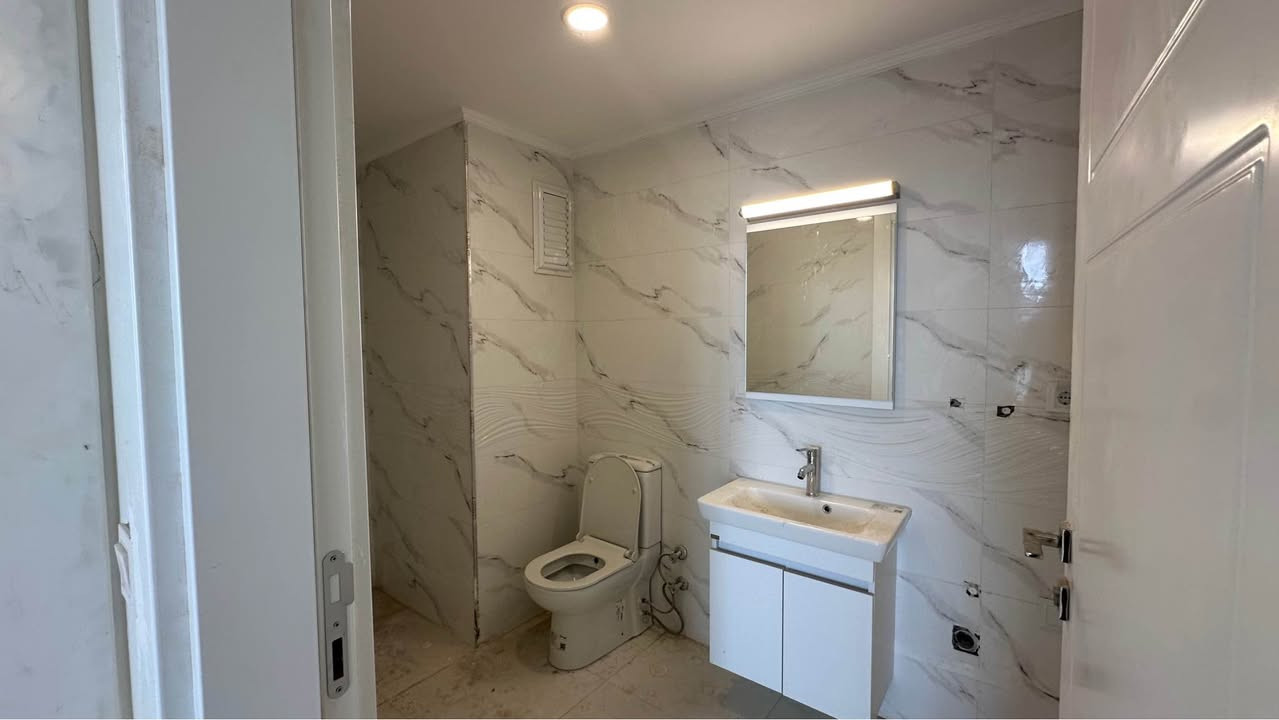 🏡 شقة للإيجار في أربيل – فرصة مميزة للسكن! ✨

شقة غرفتين وصالة بمساحة 108 م² في المربع الذهبي – مشروع لالاف إيربورت فيو، تتميز بتصميم عملي ومساحات مريحة تناسب العوائل والأفراد.

🔹 مجهزة بالكامل بالكاونترات
🔹 إطلالة خارجية (فيو) رائعة ومفتوحة
🔹 موقع مميز قريب من أهم الخدمات
🔹 بيئة سكنية هادئة وآمنة

💰 الإيجار الشهري: فقط 350$

للمزيد من التفاصيل أو حجز موعد للمعاينة، تواصلوا مع شركة ميران العقارية:
📞 *********** Singapore
