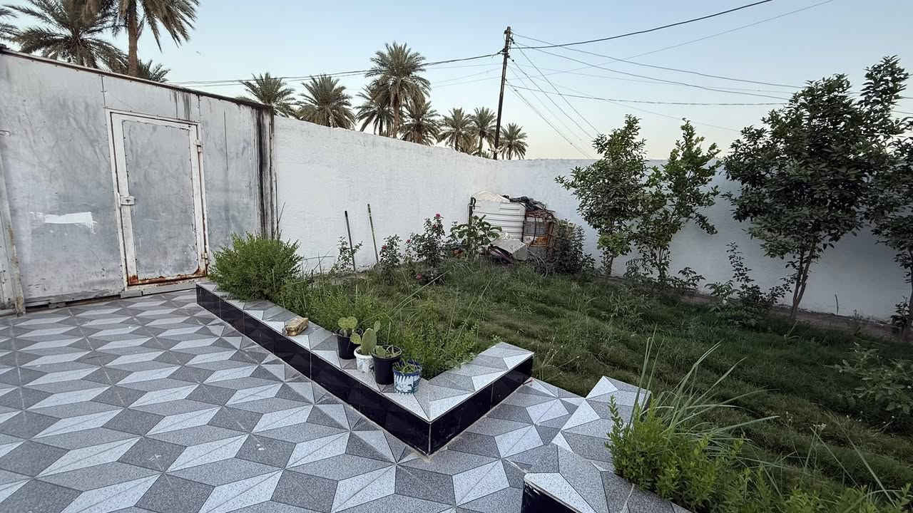 السلام عليكم بيت للبيع الموقع مقابل مدرسة الربيع وجه عل الشارع الرئيسي المساحه الاجماليه 480 متر مساحة البناء 300متر مساحة الحديقه والكراج 180متر يتكون البيت من طابقين الطابق الأرضي يتكون من غرفتين سويت وصاله كبيره جدا ومطبخ كبير وصاله ضيوف ومدخل واستقبال وصحيات داخليه وخارجيه والطابق الثاني يتكون من غرفتين وصاله ومطبخ وصحيات والسطح فرشي وجاهز للاستفسار اكثر الاتصال بمكتب السند للعقار عل الأرقام التأليه ***********.  ***********
