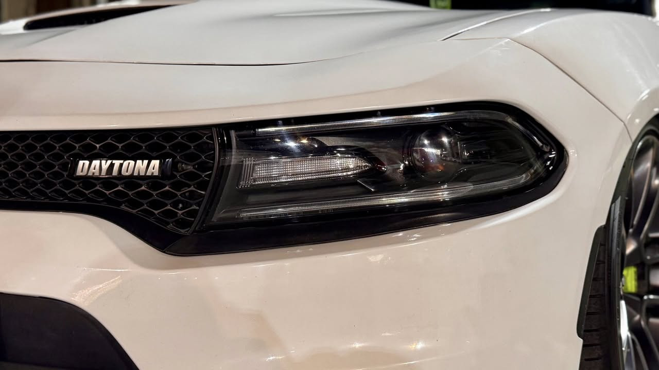 دوج جارجر دايتونا هيمي
الموديل ؛ 2021 وارد كندي 
العداد : 50؟الف mi
المحرك :هيمي 8سلندر 5700
اللون : ابيض ناصع ...
السيارة جديدة كفاله عامه 
ماعده بارده بجاملغ الايسر 
* كير محرك مكفول على بلاد الشركة . كله بشرط 
* ⁠الاظافات :
اكزوز موبر اسود بلادي نغمه رهيبة 
 • دركه RPM فورجد امريكيه (800$)
• جكات s2 plus (1700$)
• ⁠.........
• ⁠المواصفات: 
* القماره اسود بلادي
* كشنات كنتارة
* ⁠دشبول جلد خياط 
* سستم صوت الباين
* شوته موبر زركة مفتوحة بلادي
* تراي السيارة مخيف من ناحية السرعه والنعومة 
* تبريد بلادي 
* امكانية التحكم بوضعيات المقود كهربائي.
* ويل كروم قياس 20 أنج 
* ⁠طخم تاير جديد 
* مقاعد رياضية كنتاره ختم دايتونا
* ذاكرة لحفظ وضعيات الجلوس (ميموري). 
* المقاعد الأمامية تبريد وتدفئة
* المقاعد الخلفية تدفئة 
* شاشة كبيرة قياس 8.4 أنج اوپشنات SRT كاملة 
* تدفئة ستيرن . 
* تشغيل عن بعد 
* داخل لون مميز رصاصي مشطب يجي بالدايتونا فقط وبعض الاصدارات من شركة دودج
* كير شفتر بالستيرن .
* ⁠تحكم استيرن جهتين 
* ⁠دخول ذكي بدون مفتاح 
* تحكم ستيرن كهرباء 
* ⁠...........
مكان السياره :: البصره
السعر : 298$ بيها مجال بيع او مراوس
0783 594 9495
