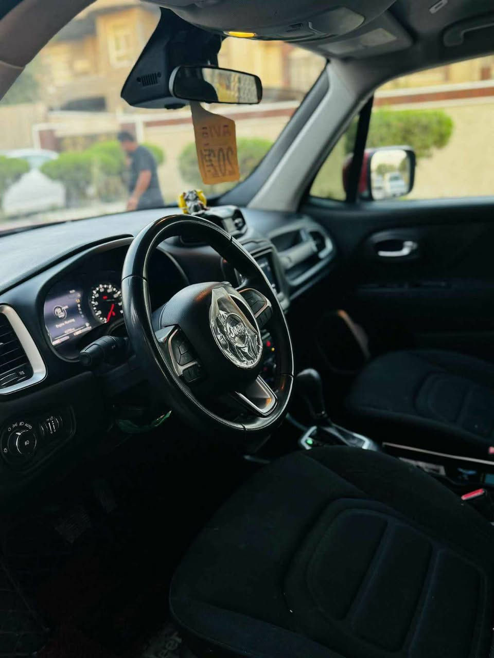 جيب رينيجيد (Jeep Renegade) موديل 2021 ماشية 53 قابل للزيادة. السيارة من فئة الـ SUV المدمجة والصغيرة، وتأتي بالمواصفات الفنية والتقنية نظام المساعدة على البقاء في المسار والتحذير عند مغادرته.نظام مراقبة النقاط العمياء.كاميرا خلفية لمساعدة السائق أثناء الركن.نظام التحذير من التصادم الأمامي والاستشعار بالركاب.محرك 2.4 لتر (Tigershark) بأربع أسطوانات:القوة: 180 حصان.عزم الدوران: 232 نيوتن متر.محرك 1.3 لتر تيربو بأربع أسطوانات:القوة: 177 حصان.عزم الدوران: 285 نيوتن متر.ناقل الحركة: أوتوماتيكي بـ 9 سرعات لجميع الفئات.نظام الدفع: تتوفر بنظام دفع أمامي (FWD) أو دفع رباعي (4x4) مخصص نظام المساعدة على البقاء في المسار والتحذير عند مغادرته.نظام مراقبة النقاط العمياء.كاميرا خلفية لمساعدة السائق أثناء الركن.نظام التحذير من التصادم الأمامي والاستشعار بالركاب.
الاستفسار.:***********
