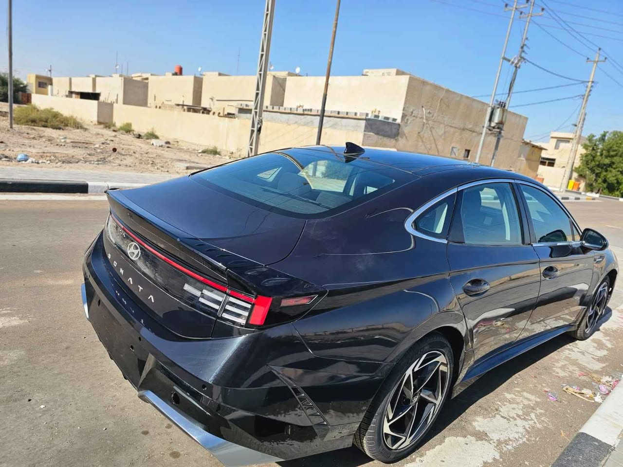 السلام عليكم 
🚗 للبيع: هيونداي سوناتا 2024 (فول مواصفات)
الموديل: 2024
الوارد: أمريكي
المواصفات: أعلى فئة (فول مواصفات)
اللون: نيلي مميز (قريب على الأسود)
ماشيه 4.343 ميل فقط
حالة البدي:
جاملغ أمامي أيمن (مبدل)
تعديل بارد في الجهة الخلفية
باقي التفاصيل كما موضح بالصور المرفقة.
الحالة العامة: السيارة كاملة مكملة وجاهزة من كل النواحي.
الرقم: السيارة بدون رقم.
السعر المطلوب: 215 ورقة .
العنوان: البصرة - القبلة / حي المهندسين.
رقم الهاتف/.   *********** Singapore
