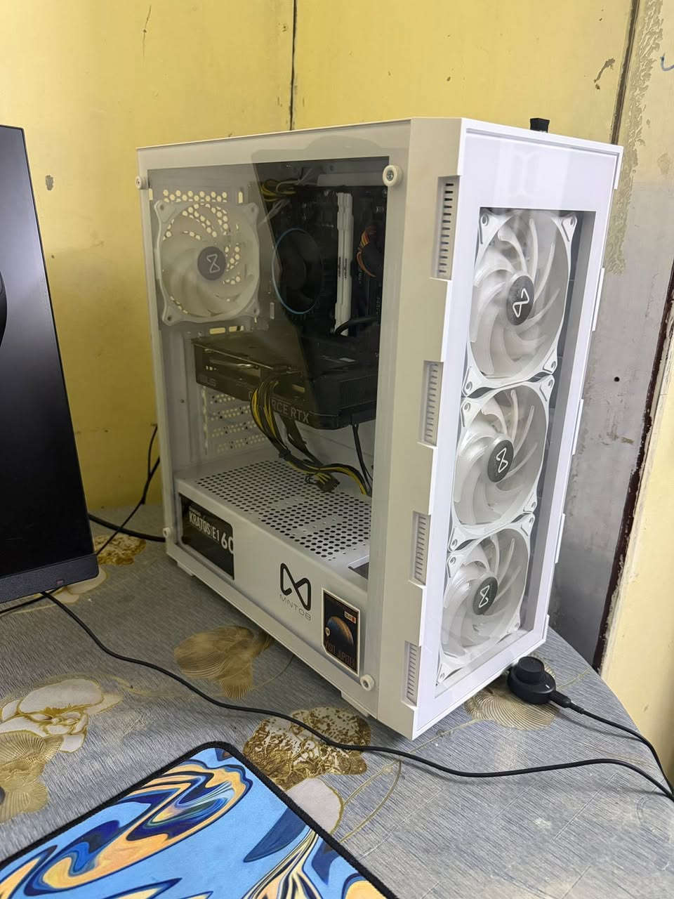 السلام عليكم اخوان للبيع كيس فقط استخدام شهرين  
مواصفاته:

CORE I5-12400F
RTX 4060 8GB ASUS DUAL OC
RAM 16GB(8x2)3200MHZ RGB
M.B H610 GIGABYTE M.2
M.2 1TB +HeatSink
COOLER INTEL COOLER
PSU 600W 80+PLUS GAMDIAS
CASE MNTOB ELITE GLASS WHITE 4FAN ARGB
بالنسبه للسعر ٩٠٠ وبي مجال مكاني بصرة ابو صخير 
رقم ***********
