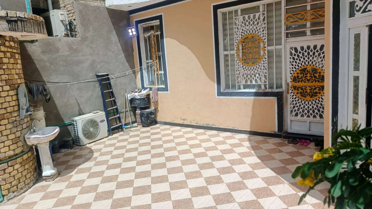 بيت للبيع مساحة ٢٠٠ حي الشرطة ثاني بيت من الحولي مرتب ويحتوي على غرفتين نوم واستقبال وصاله وصحيات داخليه وخارجيه مستعجل على بيعه كلش السعر اتصل على رقم الهاتف ***********
