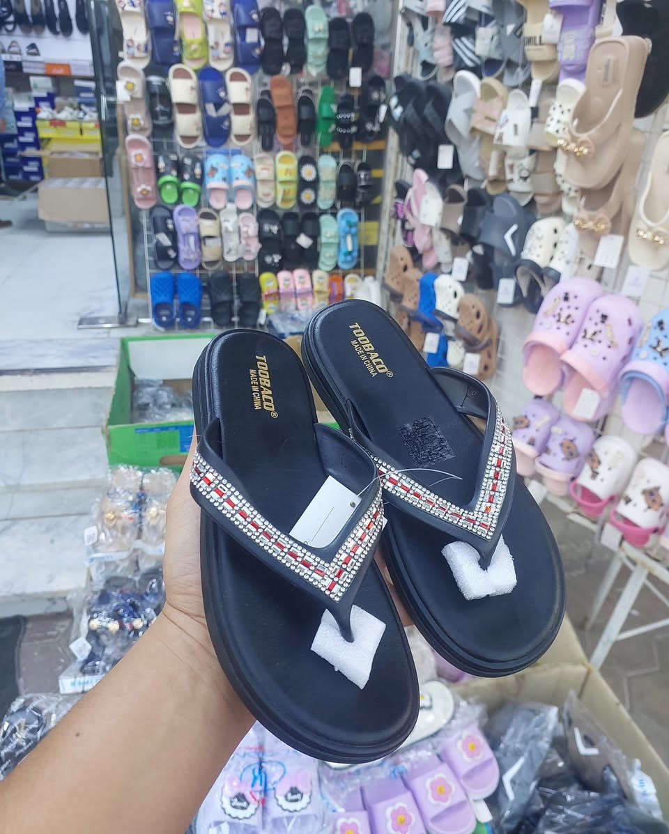 ✨ توفّر الآن سليبر  نسائية وبناتية ✨
موديلات عصرية وأنيقة وحلوة 👡💕
🔹 القياسات المتوفرة: 36 – 41
🔹 قصّات عصرية وحلوة
🔹 خفيفة ومريحة باللبس
🔹 خامة مرتبة وجودة ممتازة
دللي نفسج بأجمل الموديلات وبأسعار مناسبة 💖
📍 محل كرار باجي
العنوان: الكوت – حي الزهراء قرب مركز الخلود
شرفونا بالمحل وكل الهلا بيكم 🌸


**إذا كنت صاحب هذا الإعلان وتريد حذفه لأي سبب، رجاءا أرسل رسالة إلى الدعم الفني**