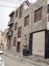 بناية تجارية • ١٦٥م • ٣محلات-٥شقق مؤجرة