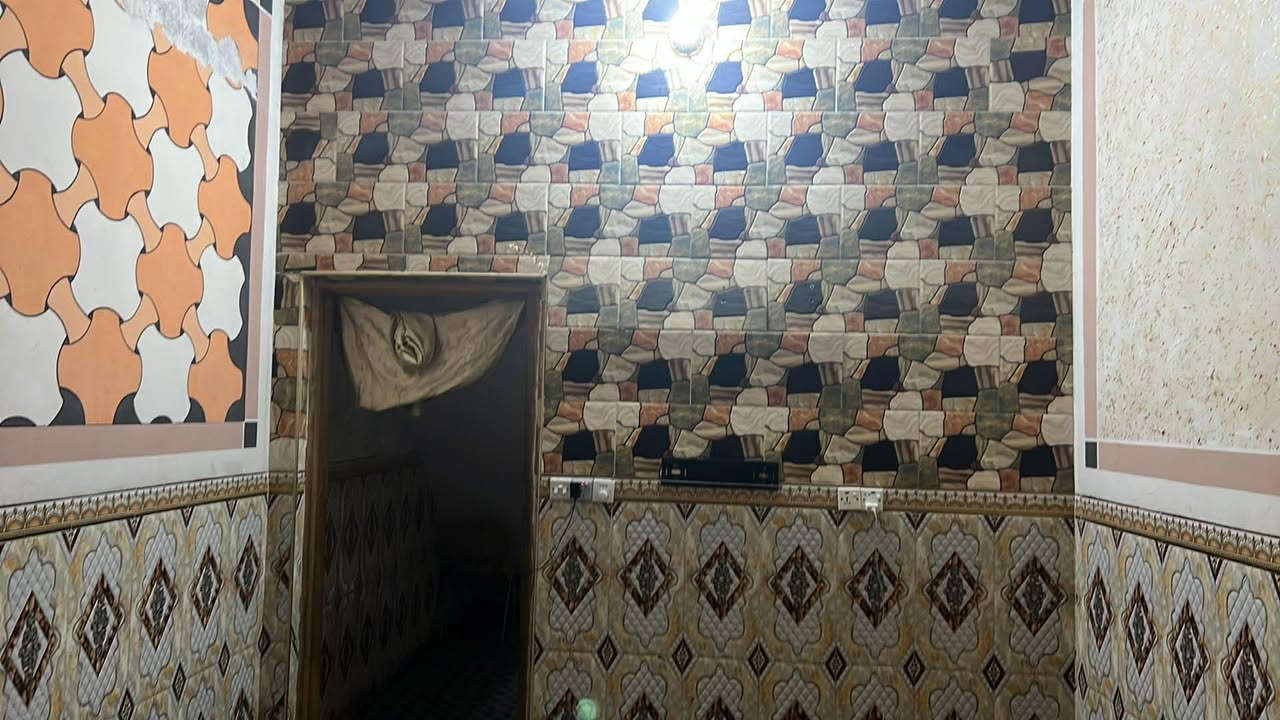 سلام عليكم بيت 100متر طولاني للبيع البيت طابو عنوانه حي العسكري البيت يحتوي ع استقبال ومطبخ وصاله وغرفه ومناور ثنين وصحيات خارجيه وحمام داخلي البيت بناء جديد عكاده بس ارضيه البيت ماكامله سعره 63وبيه مجال الاستفسار انتصل ***********
