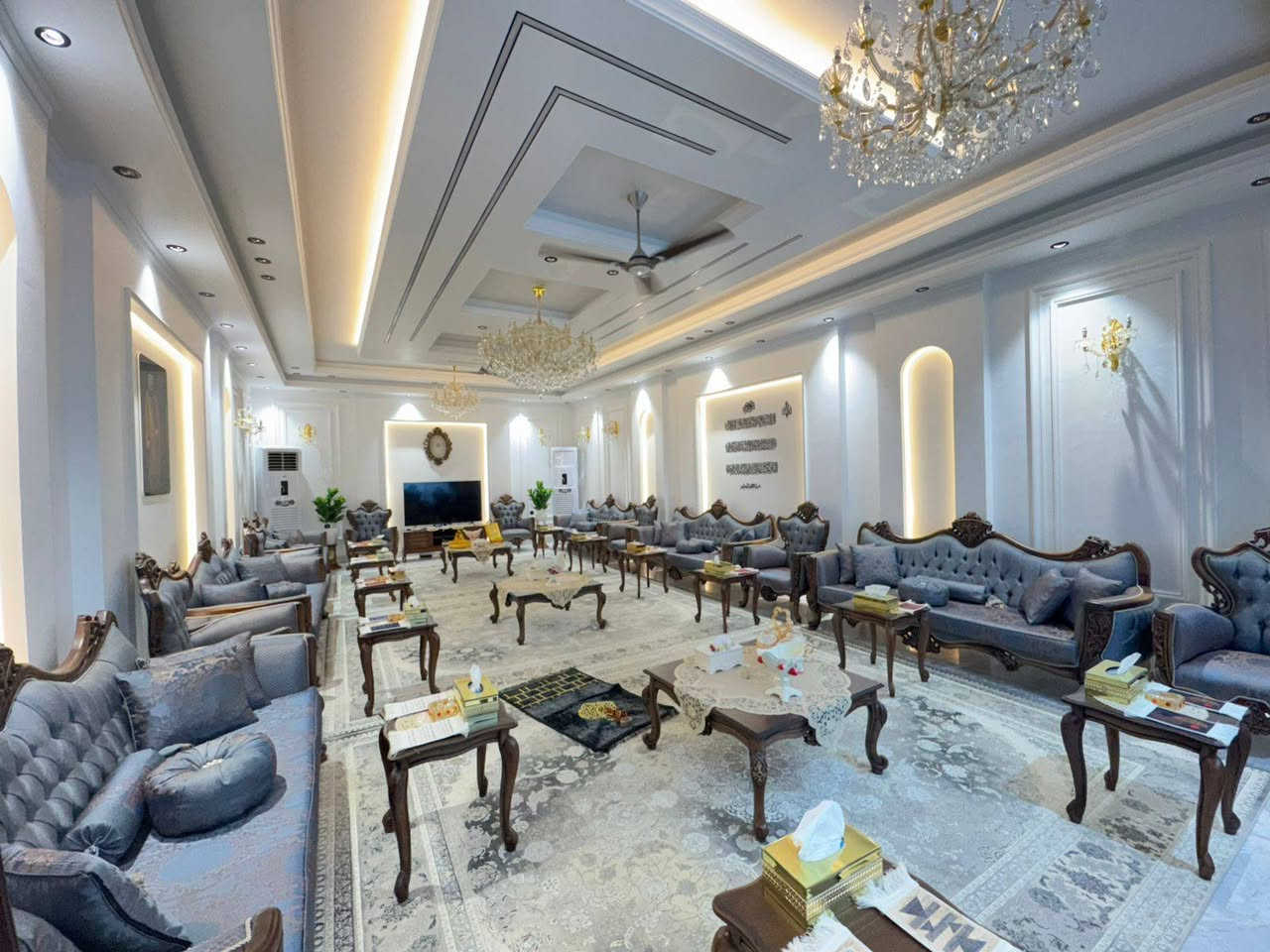 بيت للبيع في حي الأسرة 
المساحة : 425 متر
سنة البناء: 2025
طابقين 

مكتب العقاريون 
للأستفسار: ***********
