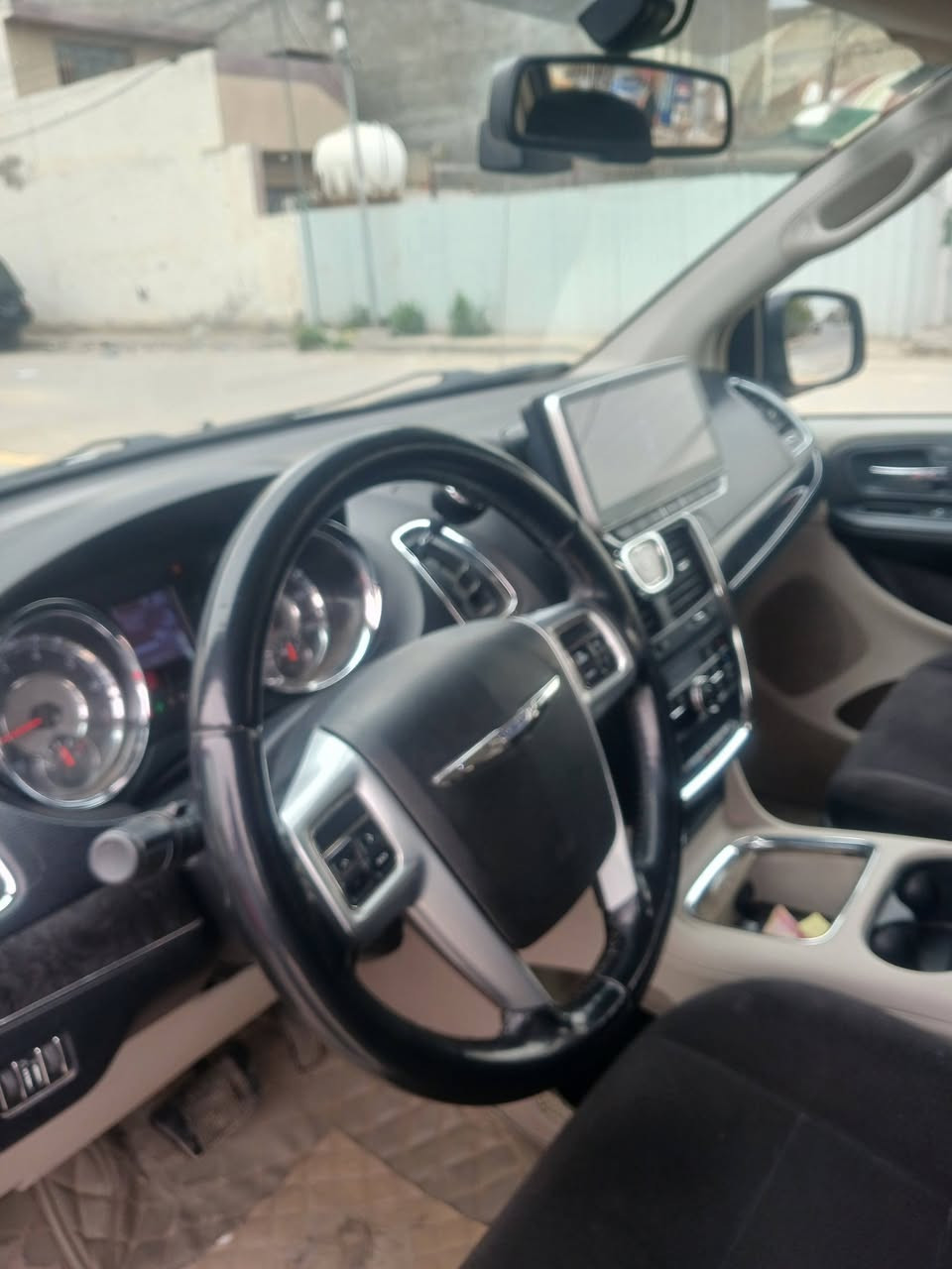 السلام عليكم دوج كرفان ٢٠١١ سياره فول واحد على واحد سياره كلين بدون صبغ وبدون حادث شاشات  تبريد ٣ امامي خلفي شغال قطع محرك ٣٦٠٠ بيبان كهربائي جام كهربائي جنطه كهربائي صدر امامي خلفي جديد بااسمي تحويل ثاني يوم جاهزه من كلشي اي نقص مابيها مكان السياره بغداد السعر ١٥٠ وبيها مجال بسيط حك الجيه ***********
