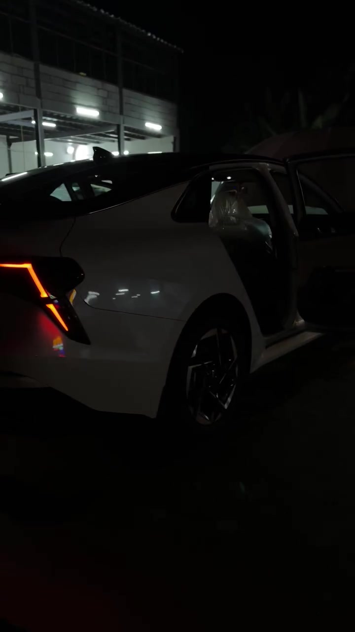 K5 2024
خليجي لون ابيض ساطع ( ثلجي ) رقم أربيل تحويل او وكالة. 
كفالة ما عدى باردات صغار ٣ اللي موجودات بالسونار غيرهن ماكو السيارة حيل نظيفة. 
كفالللللللة گير و مكينة و حدادية و بدن و تخم تاير جديد تايلندي و تخم دسكات. ما عدى المذكور بالسونار. وكلهن بسيطات و صغار. 

البارد الأول : البوند، رجعت عليها لاندگروز اباب البيت 

البارد الثاني : باب السكن، بايسكل 

البارد الثالث : الباب الخلفي بجهة السكن الأهل فتحوا الباب و ضرب الحايط. 
بس ذني غيرهن ماكو. 

المسافة المقطوعة :
١٠٠،٠٠٠ مئة الف كيلو متر 

المواصفات : 
بانوراما 
اوتو هولد
هندبريك بصمة
مرايا شفط كهربائية 
اشاير بالمرايا
كشنات قماش
كشن السائق كهرباء 
بگ لايت لد 
لد امامي نهاري 
حساسات امامي خلفي
مستشعر و إنذار للركن 
شاشة متصلة 
داخل بيج 
ابل كاربلاي 
اوتو أندرويد 
تشغيل و إطفاء عن بعد
دخول ذكي 
انارة ترحيب 
بصمة أبواب 
فتح الصندوق كهربائي
و فتح اوتو عند الاقتراب 
كاميرا خلفية ٣ زوايا مختلفة 
كروس قفل سرعة 
فول تحكم ستيرن
تبريد قطعتين
شاشة تحكم بالتبريد و الميديا لمس 
تحكم بالمناخ منفصل او متصل 
٤ مودات قيادة 
Eco
Normal 
Sport
My drive
مكينة 2500 GDI المرغوب V4

السعر : ٢٠٥ 🔒 قفل 
السيارة بلاششش
و بالعافية على اللي ياخذها 

***********
اتصال + واتساب 

ربي يرزق الجميع بحق الحبيب محمد عليه و على آله افضل الصلاة
