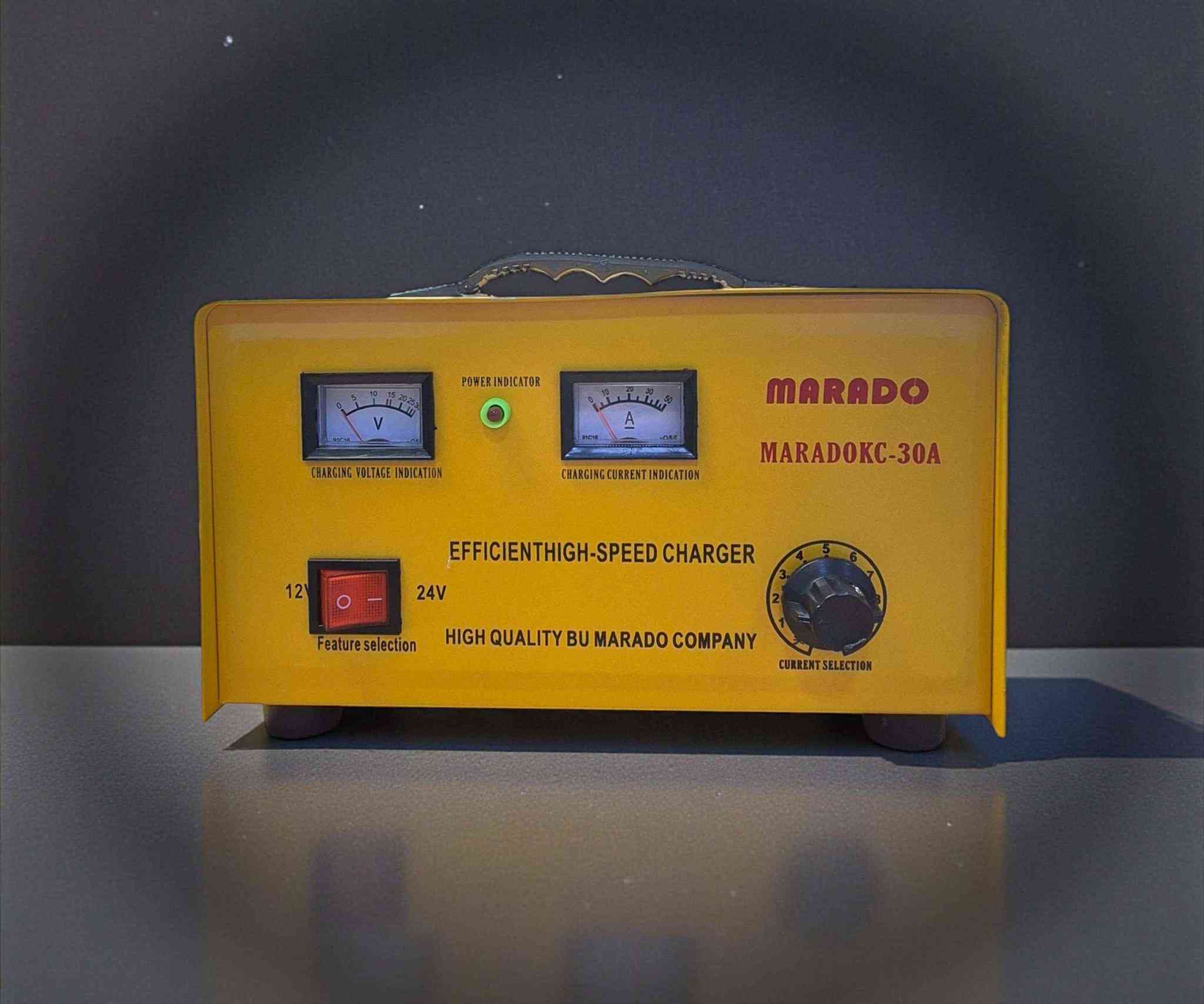 شاحنة بطاريات سيارات جوكر مارادو 30 أمبير (12V  24V)

الاستخدامات

شحن بطاريات السيارات الخاصة والعامة.

شحن بطاريات الشاحنات والمركبات الكبيرة.

مناسب لبطاريات 12 فولت و24 فولت.

استخدامه في الكراجات، الورش، والاستخدام المنزلي.

إعادة شحن البطاريات الضعيفة أو الفارغة بسرعة وأمان.

المميزات

قدرة شحن قوية تصل إلى 30 أمبير.

يدعم جهدين: 12V و 24V مع مفتاح اختيار.

عدّادين تناظريين لعرض:

- جهد الشحن (Voltage).
- تيار الشحن (Current).

مقبض تحكم لتعديل شدة التيار حسب حاجة البطارية.

نظام حماية مدمج:

- حماية من زيادة التيار.
- حماية من الحمل الزائد.
- حماية من القصر الكهربائي.

هيكل معدني متين يتحمل الاستخدام القاسي.

فتحات تهوية لتبريد الجهاز أثناء التشغيل.

مقبض علوي لسهولة الحمل والنقل.

يعمل على كهرباء منزلية 220V.

المواصفات التقنية:

الجهد الداخل: 220V

الجهد الخارج: 12V  24V

أقصى تيار شحن: 30A

طول سلك الكهرباء: 75 سم

طول سلك القراصات (المشابك): 60 سم

محتويات الصندوق

شاحنة بطاريات مارادو 30 أمبير.

أسلاك توصيل البطارية (موجب وسالب).

دليل استخدام.

الملاحظات

يُفضل اختيار شدة التيار المناسبة حسب سعة البطارية.

لا يُنصح بترك الجهاز يعمل لفترات طويلة دون مراقبة.

يجب التأكد من توصيل الأقطاب بشكل صحيح قبل التشغيل.

مناسب لبطاريات الرصاص (Lead Acid). بغداد, العراق


**إذا كنت صاحب هذا الإعلان وتريد حذفه لأي سبب، رجاءا أرسل رسالة إلى الدعم الفني**