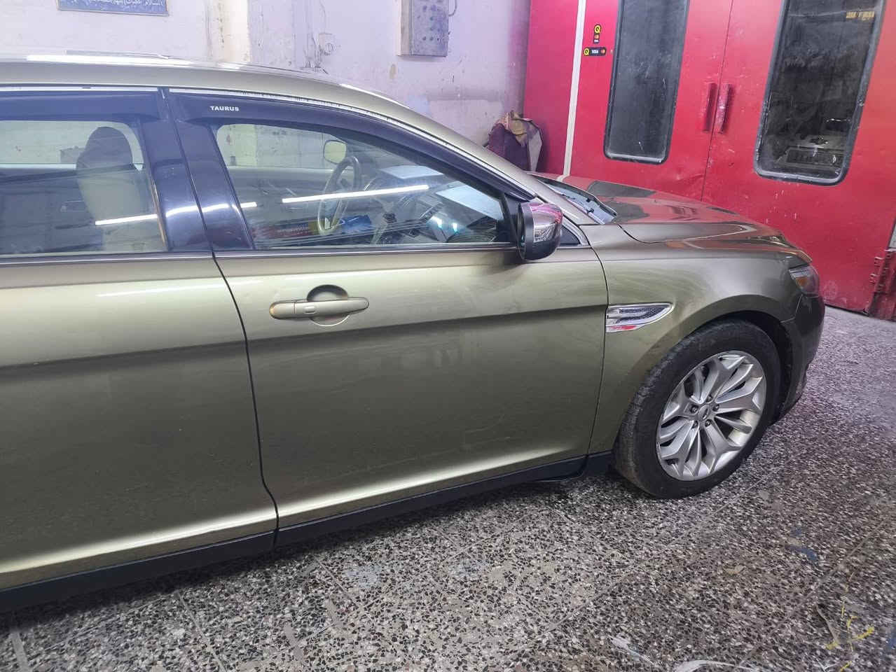 فورد تورس لمتد ٢٠١٣ للبيع 
١-بصمة تشغيل عن بعد
 ٢-مري تدفئة ونقطة عمياء رادار خلفي مري معتم 
٣-مسجل وشاشة وامبي فاير اصلي نظام سوني ١٢ سماعة بيهن صوت مفول للاخير
٤- شاشة سبع الوان اضائة محيطية سبع الوان تتحكم بيهن من شاشة 
٥-كشنات خزن ميموري +كهرباء 
٦-كشنات تبريد تدفئة 
٧-ستيرن ودوسة بريك وبانزين تحكم كهرباء 
٨-سلايد 
٩-داخل بيجي مطعم عسلي صاج 
١٠-مكينة جديدة وصدر جديد شرط بطناش 
١١-باتري جديد اصلي بي ضمان سنة موجود وياه 
١٢ -دسكات امامي خلفي جدد نوعية كلش زينة شادلها 
١٣- ويل ١٩ مبدلهن اصليات مال تفصيخ 
١٤-دشبول ديجيتال بلادي سبع الوان +ستيرن تحكمات كلهن شغالات 
١٥ -تبريد قطعتين مبدل منضومة كاملة جديدة مع بواري وجوينات كلهن جدد نوزلات وفيت بام كلة جديد 
١٦- بيها تلث قطع صبغ
١٧- كير اوتاماتيك +سبورت +عادي 
١٨-شاد منضومة زينون وتكدر تبدلهن ل led يصير اقوى بعد في حال معجبك اللايت 
١٩ -هورن مال جمسي بالاضافة لهورنها البلادي موجودات بالسيارة وشغالات 
٢٠ سيارة مال جناي سبيرها وجكها البلاديات موجودات وياها
٢١ كامرة بلادي بيها تقدير المسافة لمساعدة بالاصطفاف حساسات خلفية كلهن شغالات 
٢٢ رقم بغداد باسمي مشروع وطني
السعر ١١٥ وبي مجال مكان السياره بغداد الجهاد 
للتواصل ***********
