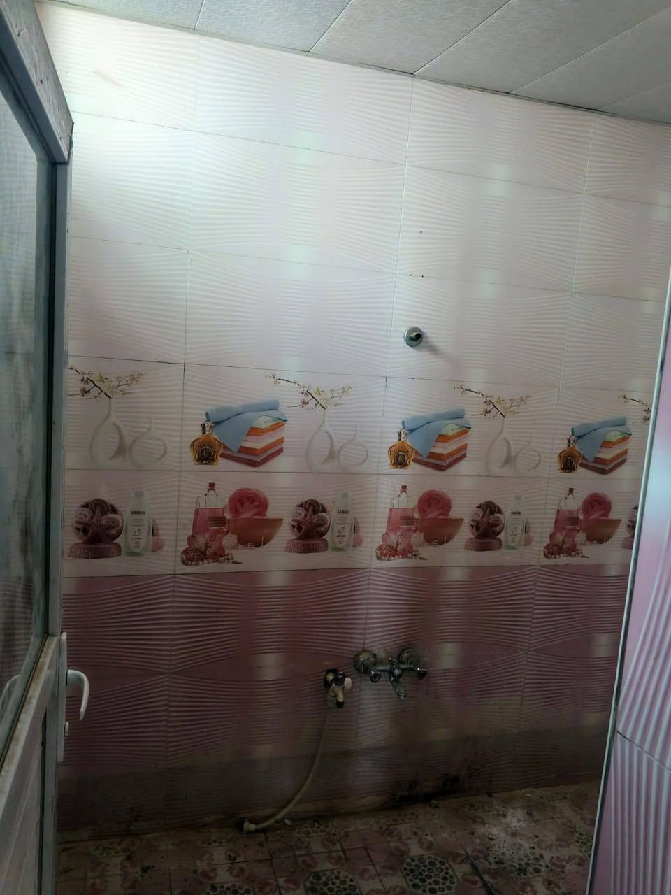 السلام عليكم البيت للبيع  خلف اصباغ الكرستال 
100 متر مربع واجهيهه 10 والنزال 10 
غرفه وحده .صاله .استقبال .مطبخ.صحيات داخليه  وخارجيه 
معروض ب20 وبي مجال لشراي 
***********
