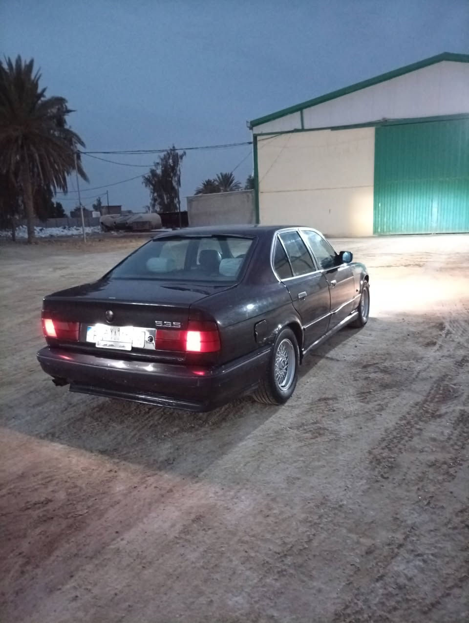 سلام عليكم بيم 535 موديل 89 سياره حلوه رقم بغداد السعر 60 وبيه مجال الشراي يتصل ***********
