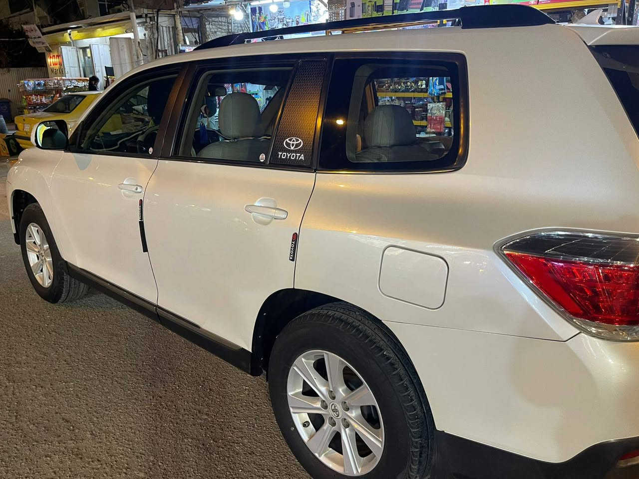 السلام عليكم
للبيع تويوتا هايلندر2012
رقم مميز انكليزي جديد 
سياره مكفوله من الصبغ والضربه 
فقط سياره وارد امريكي موضح بل فديو 
مكان السياره بغداد
السعر 195$
***********
