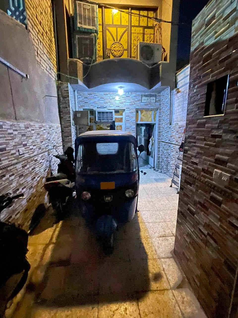 نصف قطعةللبيع مدينه الصدر قطاع 73 ع شارع العام  مقابيل منتزه حاكم الزاملي  
يحتوي ع اربع غرف وحول مطبخ تواليت  خارجي +داخلي  تلث قوط  للاستفسار اكثر التصال ع الرقم التالي ***********
السعر :180 وبي مجال
