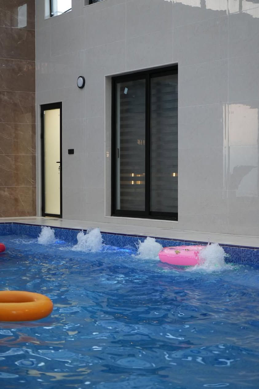 🌴🌴مزرعة ارض أدم السياحيه للايجار اليومي🌴🌴
مزرعة ارض ادم  بغداد دورة هور رجب
🏊🏊مسبح عملاق مناسب لجميع الاعمار 
🍗 منطقة شواء معزوله ☘️☘️حدائق مفتوحه 
صالة بلياردو 🎱 مفتوحه 🎾ألعاب أطفال متنوعة
فيلا بناء فاخر غرف 🛌 نوم  متنوعه مطبخ جاهز من كلشي 
كهرباء 24 ساعه
المزرعة موثقه  في برنامج اجرلي
للتواصل 
***********
***********
