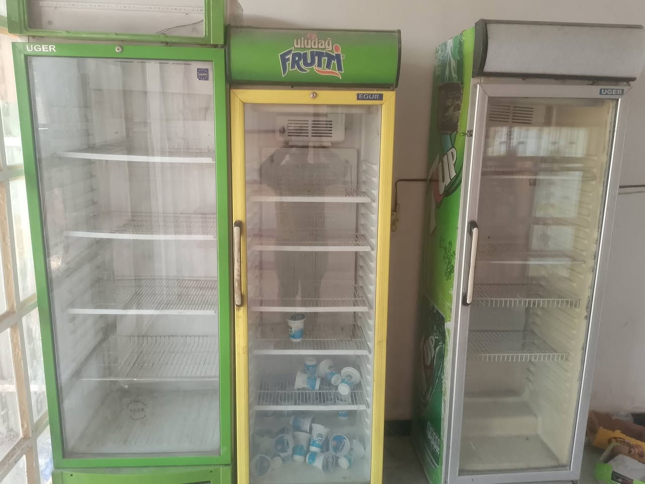 سلام عليكم 3ورفوف عدد 40 سعر مناسب  مكان بغداد زعفرانيه ***********
