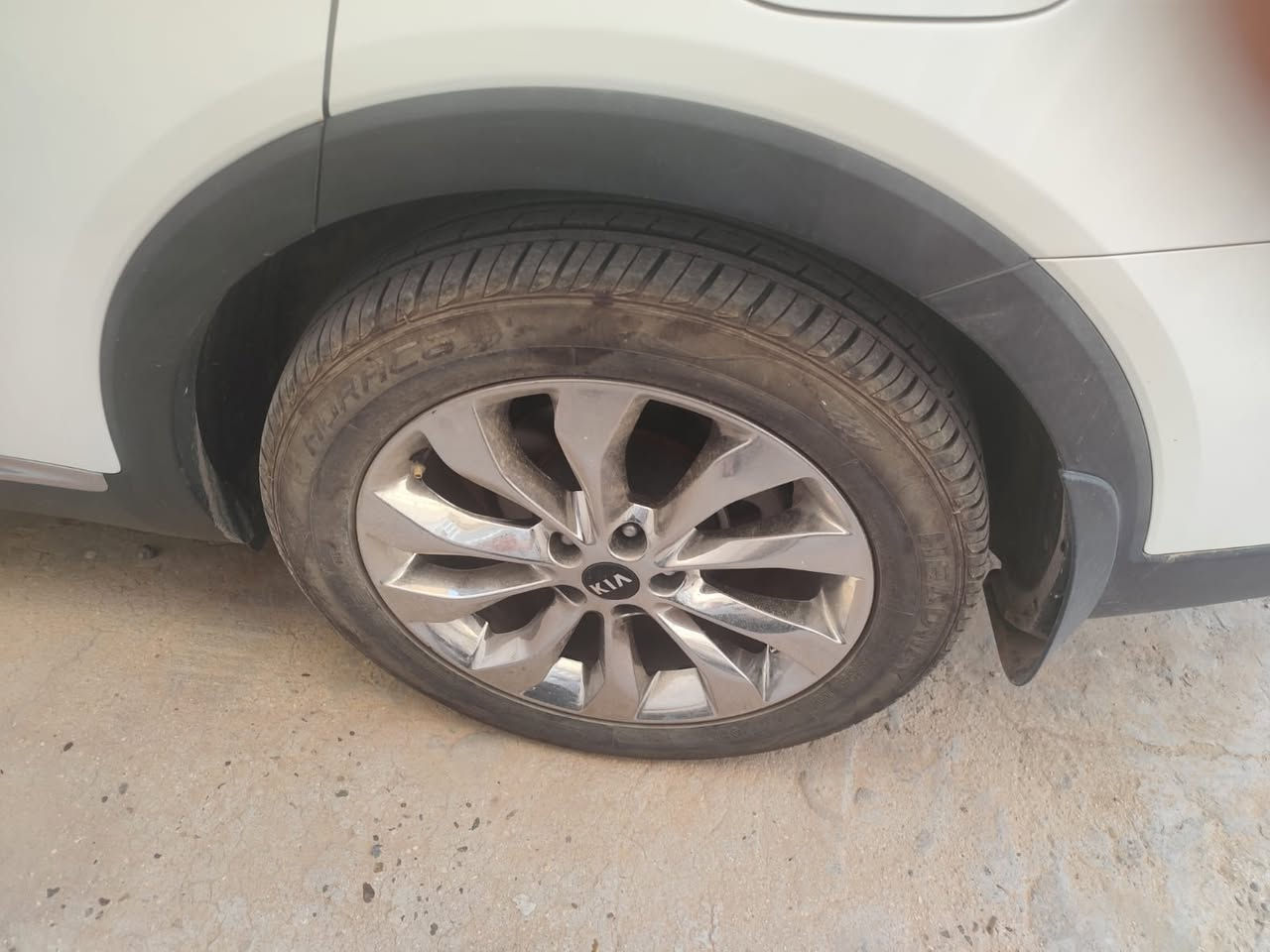 لسلام عليكم كيا سورنتو كويتي فول مواصفات رقم بغداد ماشية 65.5 سنوية ساقطة شهر 10 سنة 2025 مشروع وطني بيها بارد طعجات مال حصو مال طريق مقدار إصبعين بالبنيد والجنطة وبداية جاملغ الأيسر كلهن على إصبعين مو حادث والسونار يحكم  والباقي مكفولة كفاله عامة تخم تاير جديد سبير مال الشركة باتري جديد كير محرك كهربائيات مكفولة السعر 235 
مكان السيارة بابل 
الإتصال بال رقم *********** 
غير متواجد على الفيس
