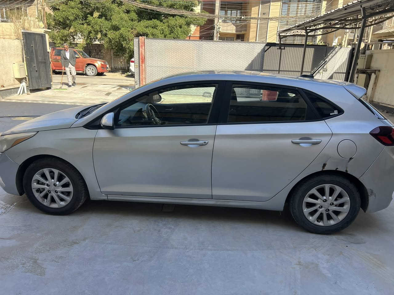 السلام عليكم اكسنت هاج باك ٢٠١٩ 
وارد كندي 
حادثها  بيها جاملغ وباب سايق وصبغ بنيد بس صبغ وبيها طخة بل جاملغ الخلفي مثل ما موضح بل صور ماشية ٩٥ الف كيلو السيارة على ايدي
 حرة بغداد 
شاشة كبيرة بلادية تدعم ابل كار 
كامرة دوارة بلادية
تدفئة كشنات 
مود سبورت 
لايت ابيض لد 
وباقي الموصفات المعروفة 

السعر ٩٤ وبيها مجال بسيط 
***********
