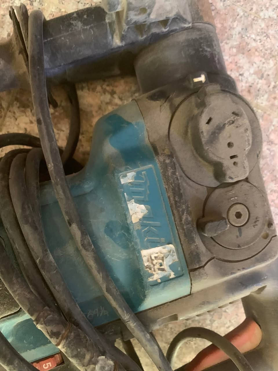 تحياتي للجميع 
دريل همر ماكته. ياباني. قديم.   
بي خلل بطوبه. مهوره شوي. البرينه. من تكعد بيهه ملعب. يصير. بس شرط العمل.  
السعر. ١٢٥ الف.


**إذا كنت صاحب هذا الإعلان وتريد حذفه لأي سبب، رجاءا أرسل رسالة إلى الدعم الفني**