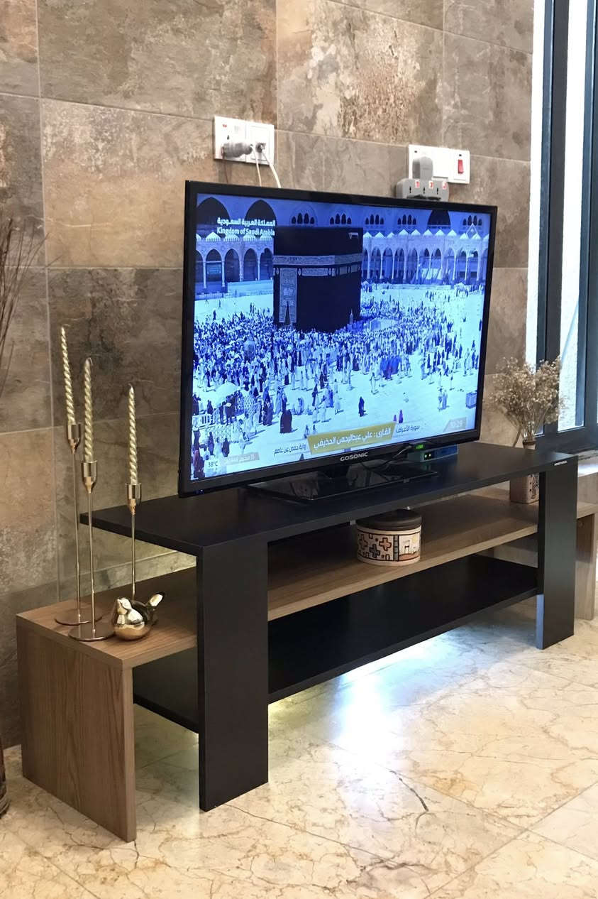 للبيع  ***********
وردة ديكور  50 الف 
ميز التلفزون 150 الف
