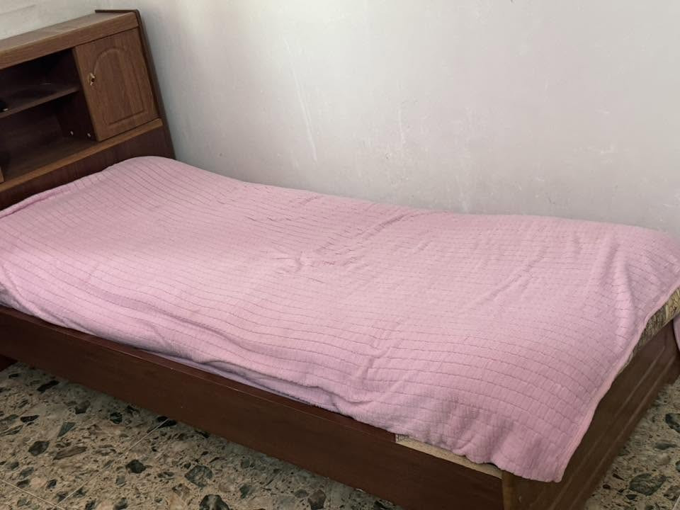 سلام عليكم
هذي الاثاث للبيع معروض 
ميز طعام مع كراسي شي كلش مرتب ونظيف 
كنتور بابين
ميز مرايه 
جرباية عدد ٢ 
للتواصل واتساب فقط 
***********
