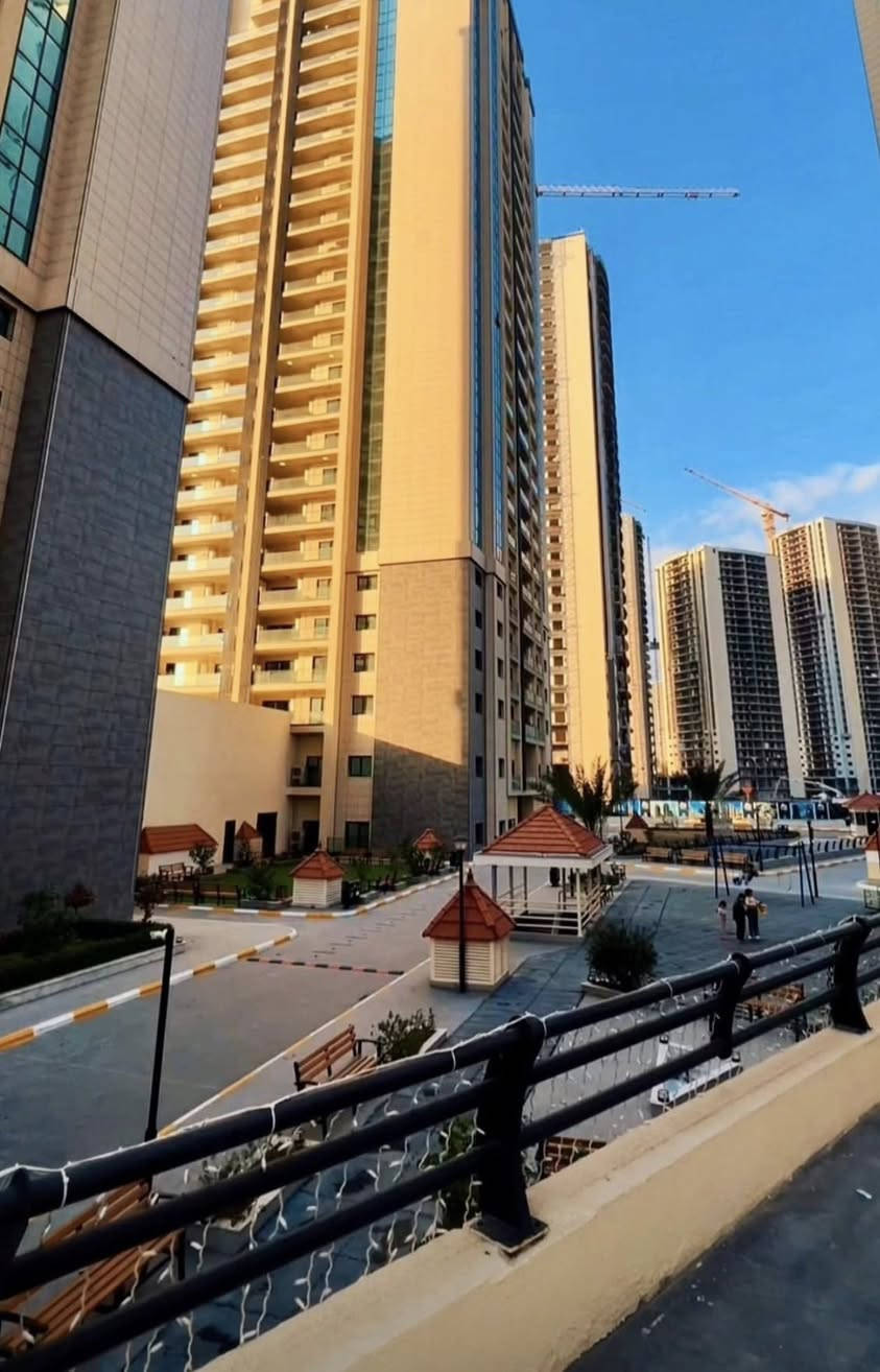 بسم الله الرحمن الرحيم 

.. للبيع فقط…فرصه للاستثمار 
والسعر جدا مناسب 

شقه في مجمع رويال ستي المنصور /البيجية 

 غرفتين وصاله حمامات عدد ٢ مع لوندري
منظومه اطفاء حرائق في كل الغرف والممرات بالكون على طول الشقة اطلالة مميزه داخليه على النافوره والبوليفارد تطل على كل المجمع من الداخل  

مساحه الشقه ١٨٢ متر

طابق —١٦ —اطلاله داخلية البنايه رقم— ٧ —المميزه 
المجمع راقي جدا ومسكون وموقع استثماري 

الشقه زون الثاني تكون جاهزه خلال هذه السنة مع مطبخ مجهّز (كاونتر، مرشحة، فرن، طباخ) وسبالت نظام تكييف وتبريد مركزي VRF  
كهرباء 24 ساعة
مميزات المجمع:

مساحات خضراء تشكّل 75% من المشروع
4 منافذ دخول مع سيكورتي
مهبط طائرة على كل بناية
طابو صرف + سند مستقل

للاستفسار

***********

 #المنصور
#مجمع
#رويال
#الشعب
#بغداد
#تسويق
#خدمات
#اعلانات
#اكسبلور
#تفاعل
#مشاهدات
#عقارات
#مطارالمثنى
#عقارات_بغداد
#شقة
#عقارات_المنصور
#العراق
