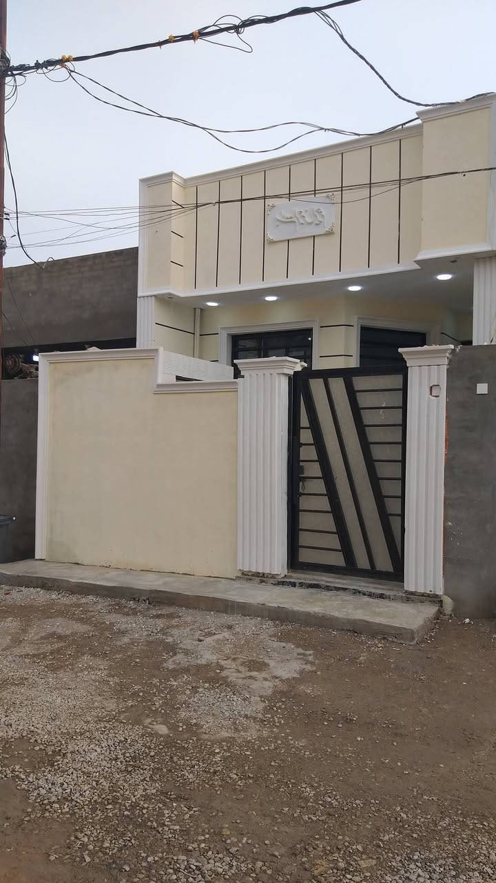 السلام عليكم دار سكن للبيع حديث البناء طابوق درجة اولى غير مسكون في الكوت منطقة حي الحكيم نزلة  افران الهادي مساحتة 100م وشارعة 10م البناء طابوق درجة اولى والسقف صب مسلح والارضية والجدران سيراميك ويتكون البيت من غرفة وصالة ومطبخ واستقبال وصحيات داخلية وخارجية ومرقم من قبل البلدية السعر 44 وبي مجال الاستفسار الاتصال على هذا الرقم ***********
