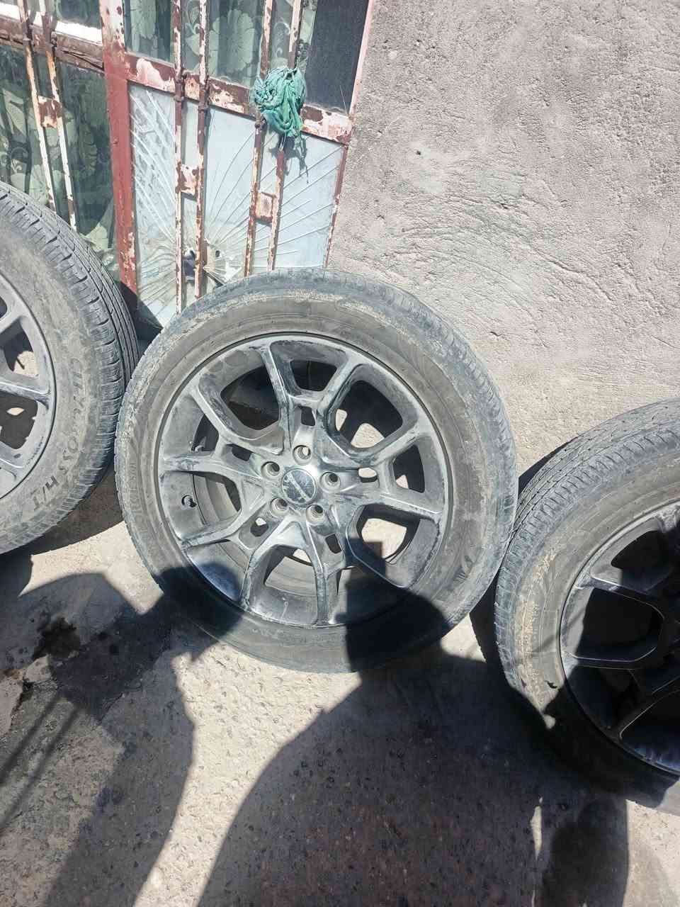 السلام عليكم تخم ويل كب مع تخم تايرات مع الحساسات حجم 19  البيع ***********
