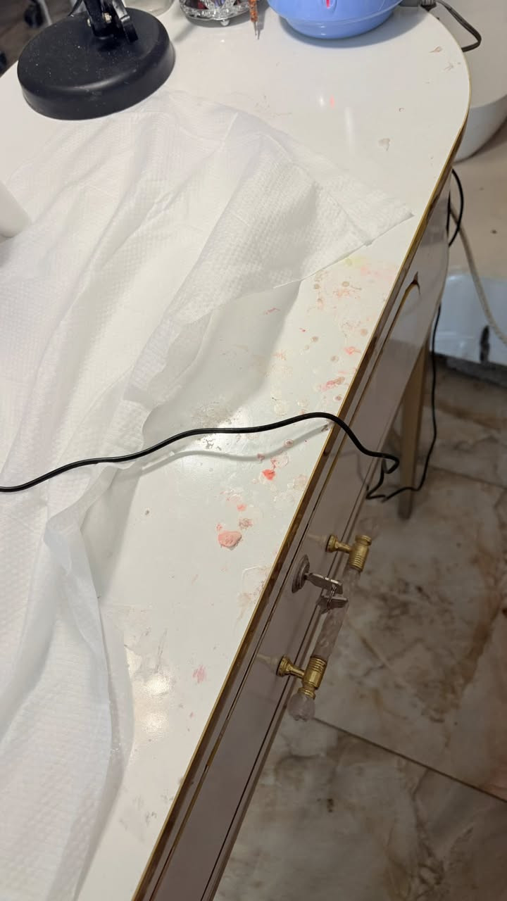ميز اكرلك للبيع مع كراسي.  للتواصل ***********
