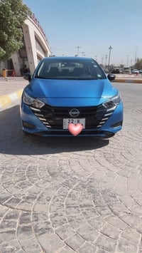 نيسان فرسا للبيع موديل 2024 السياره مكفوله من الصبغ والحادث مواصفات ال...