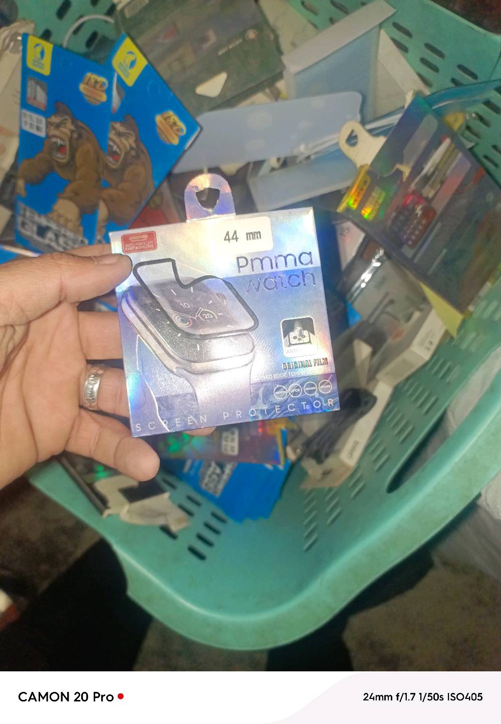 حافظات كمية وكيبلات وشواحن مال أيفون وكراتين فارغة مال أيفونات 
بيع شلع أو قطع أقل بيع 50قطعه وفوگ
العنوان الشعب سبع قصور 