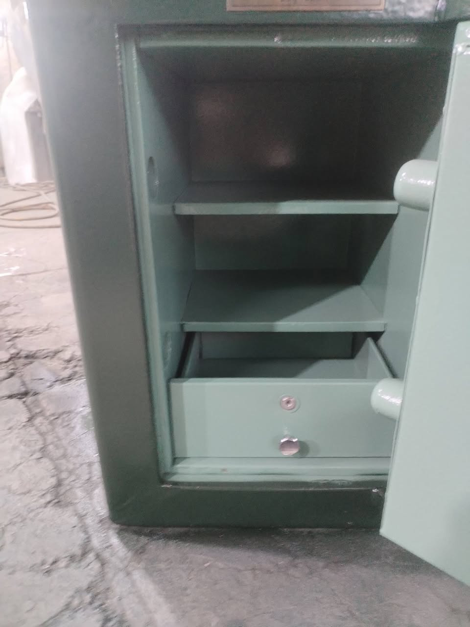 قاصه عراقيه قديمه
الارتفاع 60 سم
العرض 50 سم
العمق 50سم
الوزن 300
رقم الهاتف
***********
