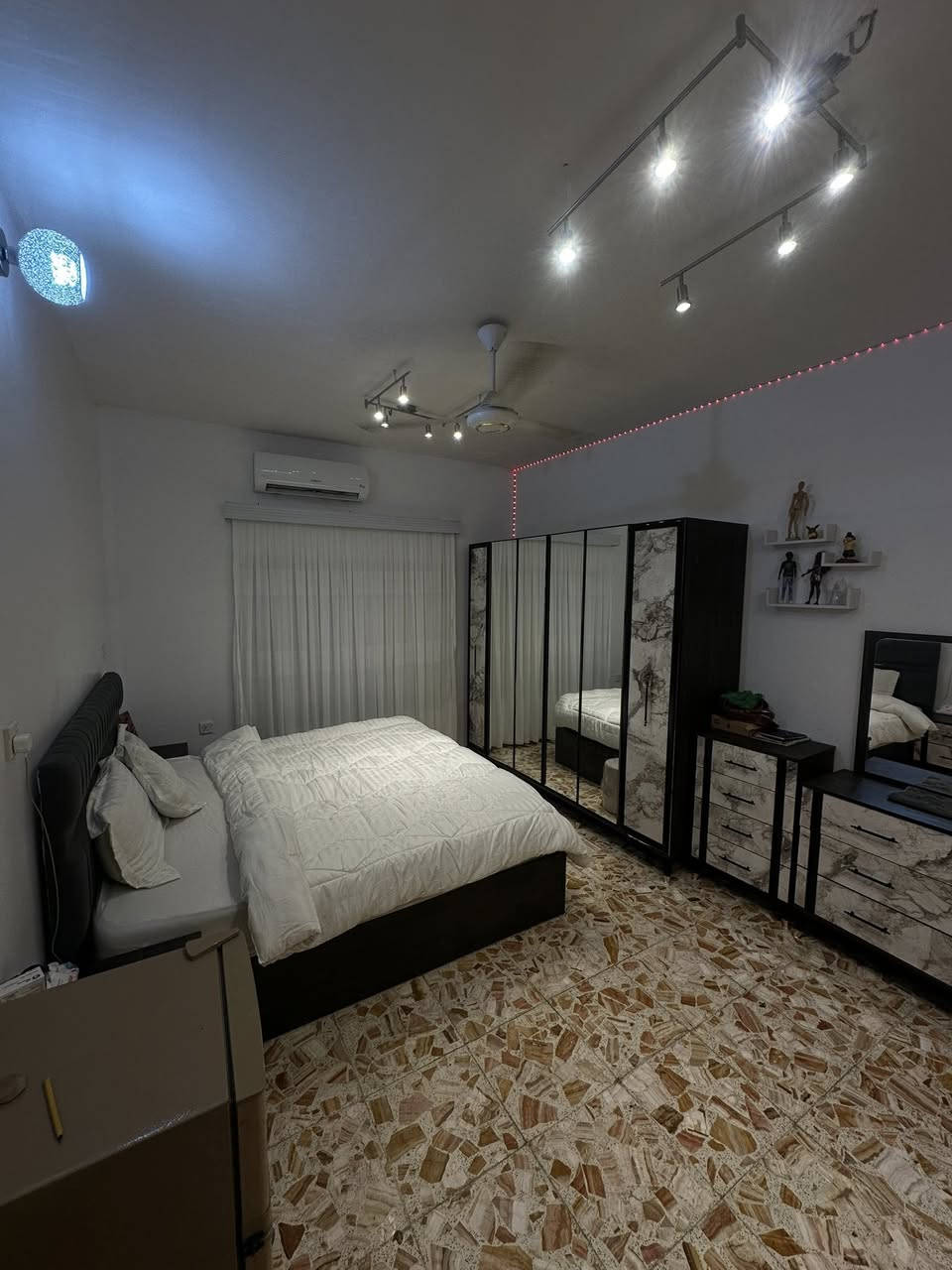 غرفه اخشاب تركيه جديده بعدها ب الجيس 9 قطع مكاني بغداد الدوره السعر (750) بيها مجال بسيط
***********
