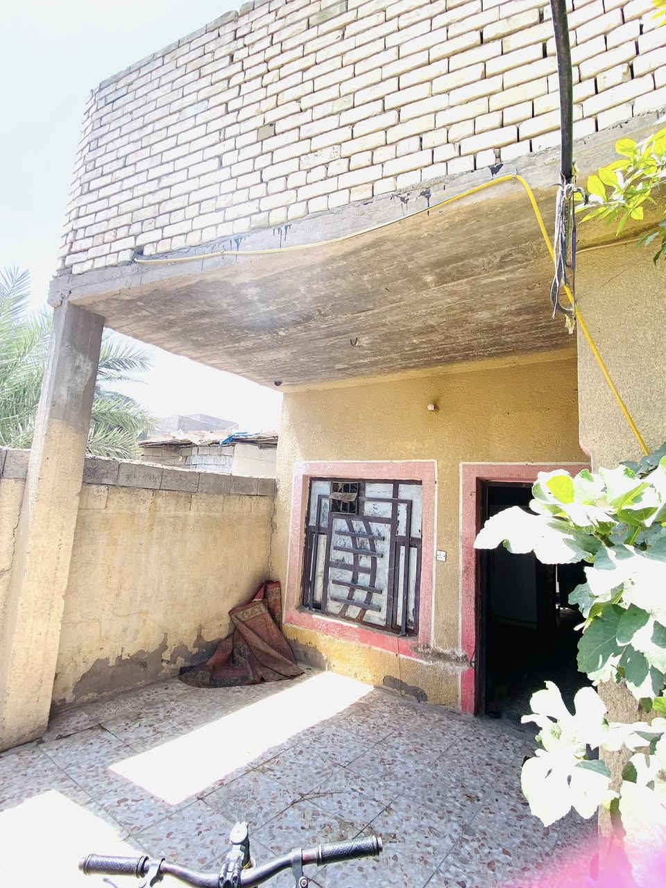 السلام عليكم
بيت للبيع ا📍
📍لكمالية بداية المعوقين قرب شارع صيدلية الرند 
📐 150 متر 
نوعه زراعي 
تفاصيل البناء طابقين طارمه+حديقة صغيرة+استقبال+مطبخ+صالة كبيرة+غرفتين نوم +مخزن صغير+ منور + ترك والطابق الثاني غرفتين نوم وصالة فقط بناء بدون سقف 
💰 السعر مناسب 
للاستفسار ***********
او خاص
