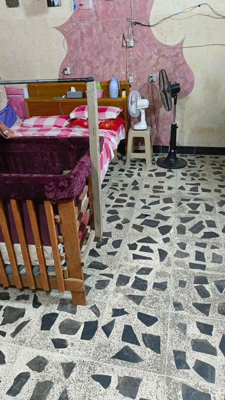 سلام عليكم
بيت للبيع مساحة 200متر متكون غرفتين نوم استقبال مطبخ صالة حمام داخلي تواليت خارجي 
عنوان الحسينية السكلات بل مربع مال15 منطقة كاملة خدمات والبيت قريب عل شارع 
لتواصل ***********

