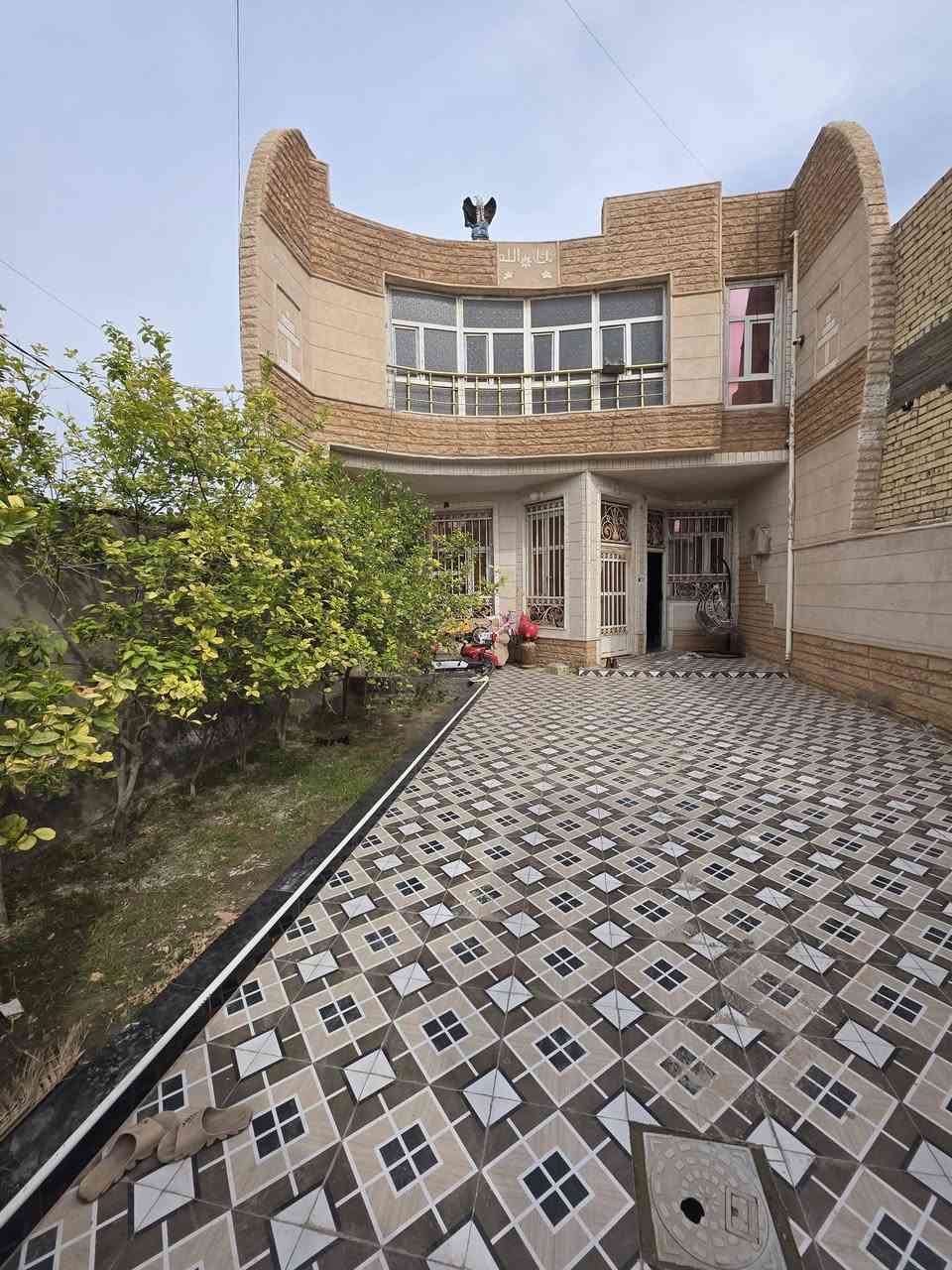 ♤ دار  للبيع طابقين  بناء 2018 ♤🏠
💢¤طابو  زراعي سند 25 تحويل مباشر بأسم المشتري   ¤💢 
بناء حديث وشغل درجة أولى 
البناء طابوك صب مسلح 
الدار على التبليط مباشر 
صاله ومطبخ واستقبال وغرفه نوم 3 ومجمع صحيات داخلي وخارجي وكراج سياره وحديقه 
الموقع  المحاويل  حي الأسرى حي الغدير 
المساحة 》👈》250 متر 
واجه 》👈》8متر 
نزال 》👈》30 متر 
عرض الشارع 》👈》15 متر تبليط 
السعر 110 وبي مجال بسيط 

للاستفسار اكثر الاتصال على الارقام التاليه 📞📞

***********  - ***********

او زياره مكتب  المحامي العقاري علي راجي العلواني
