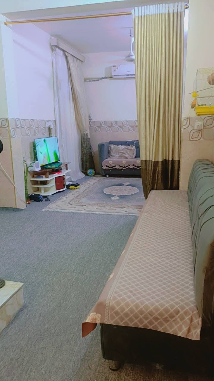 سلام عليكم بيت خمسين متر طابقين بناء حديث طابوك كونكريت غرفتين وصاله فوك والطابق الاول مطبخ وصاله وحمامات 2 وستقبال ومنور العنوان شارع بغداد عامود 12 حي العباس. ع قرب مولدة صدام يبعد عن الحولي 100متر ويبعد عن الامام 3دقائق رقم الهاتف مع الاثاث ***********
