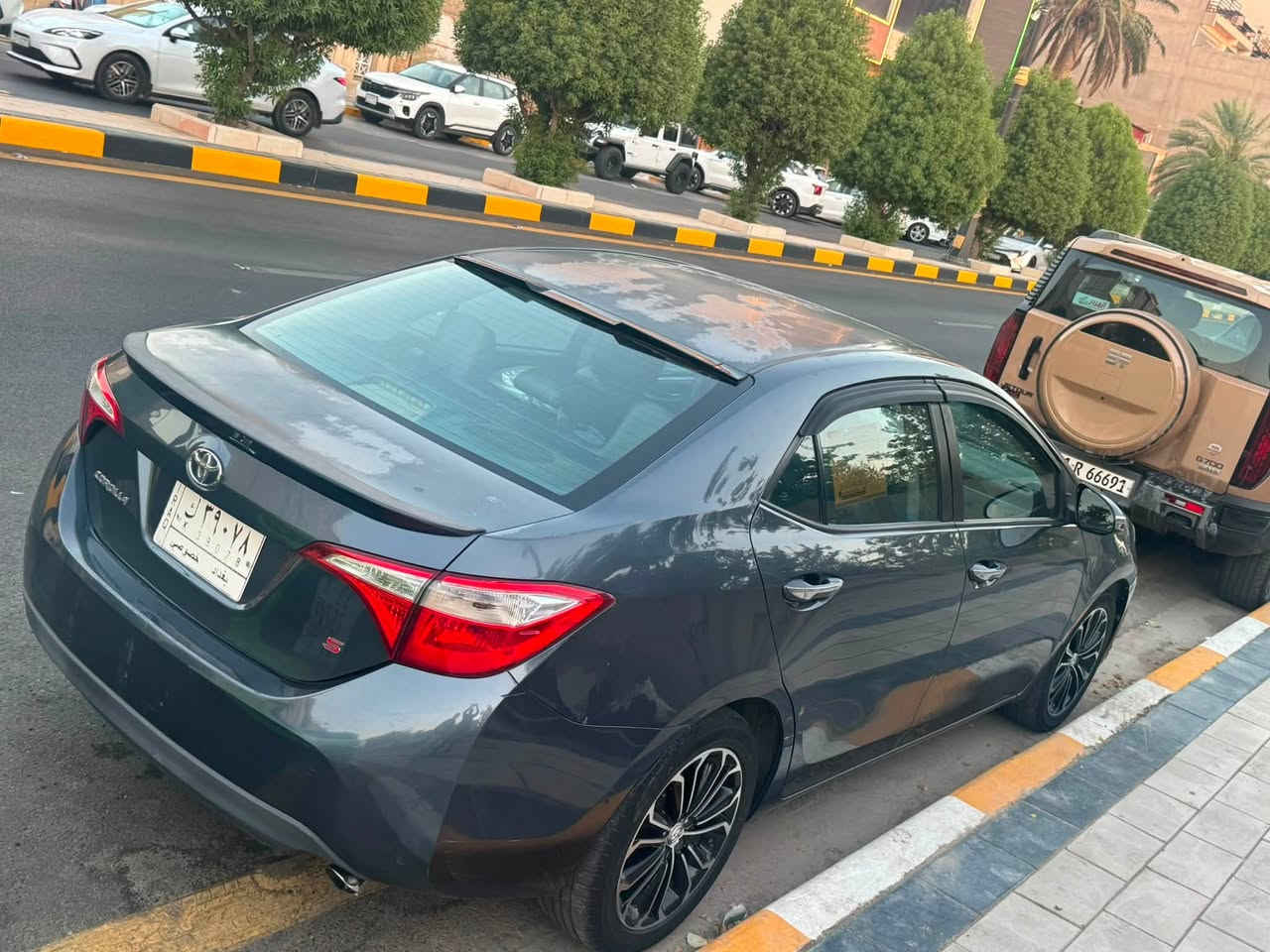 السلام عليكم
كورولا موديل ٢٠١٤ فئة S لون كحلي وارد كندي
ماشية (( 172000 )) ميل بيها عدة ملاحظات
١- بيها جاملغ خلفي يسار ويمين بارد 
٢- بيها جلغ بالجاملغ الامامي اليمين 
٣- بيها جراد بالقمارة وو شوية الصندوق  
٤- السنوية مالتها منتهية 
٥- عليها غرامات (( التسديد على البائع وليس المشتري )) 
السعر 93 ورقة وبيها مجال بسيط
مكان السيارة (( ديالى )) 
الاتصال (( *********** ))
