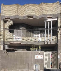 بيت حديث للبيع مساحه 144متر ثلاث طوابق يحتوي على حوش واستقبال وصاله و7...