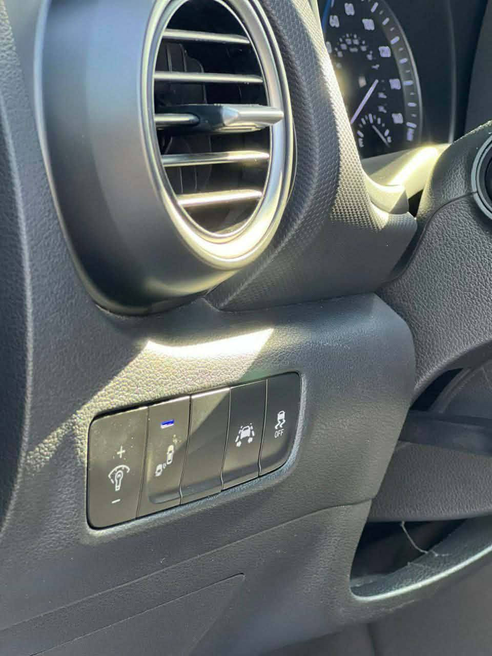 السلام عليكم 
هونداي كونا موديل 2021 
رقم اربيل حادثها باب الراكب ونفسه مصلح بارد وبيها بنيد مصبوغ حادثها بسيط ما واصل بيها ايرباك البردة طاك مكينه ١٦٠٠ تروبو مكينه وكير وتبريد وصدر وكهربائيات كلها على وضع الشركة بلاديه ماشيه ٥٦ الف كيلو 
رادارات 
نقاط عمياء
محافظة على المسار
مانع تصادم
مودات قيادة 
كشنات جلد
كراسي كهرباء
بصمه تشغيل
كار بلي
فتحة 
سيارة جاهزه من كل نواحي وفول مواصفات مراوح او بيع  للاستفسار الاتصال بالرقم *********** بغداد, العراق
