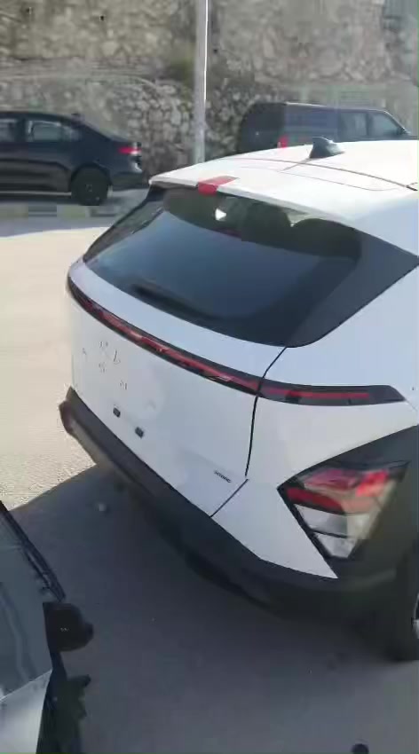 كونا 2025 لون ابيض شكل جديد 
فقط دعاميه اماميه 
وصلت الحره ترهم شهداء وترهم حره
السعر  ١٠٧ ورقه فقط
ماشيه 5 الاف فقط 
(حادث امامي سطحي بدون لغد وبدون حداديه وبدون شواصي ومكفوله من التصليح والصبغ السابق)
***********
