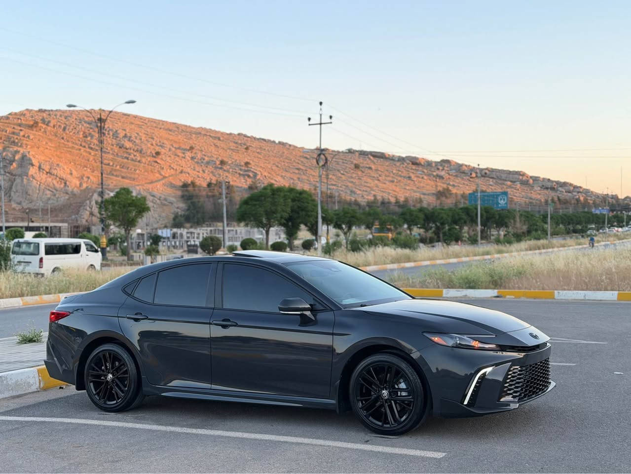 TOYOTA CAMRY SE+ 2025 
سە یارەکە تەنها بۆنیت بۆیاخە بیناوگرتن ئیرباگ بەس سوکان تەقیوە سەیارەکە فول مواسەفاتە(سلایت-شاشە گەورە-بەسمە-مۆبایل شاحن-هتد) تەنها١٥مایل رۆشتوە هەموو گیان بەشەرت گیرو مەکینە کارەبای بەشەرت کاتی نەشکاوە ٣ مانگ کاتی لەگەلە نرخ-٢٣٨$ شتیک مەجال 

***********
***********
Whatss app 
Vaiber رانية, السليمانية
